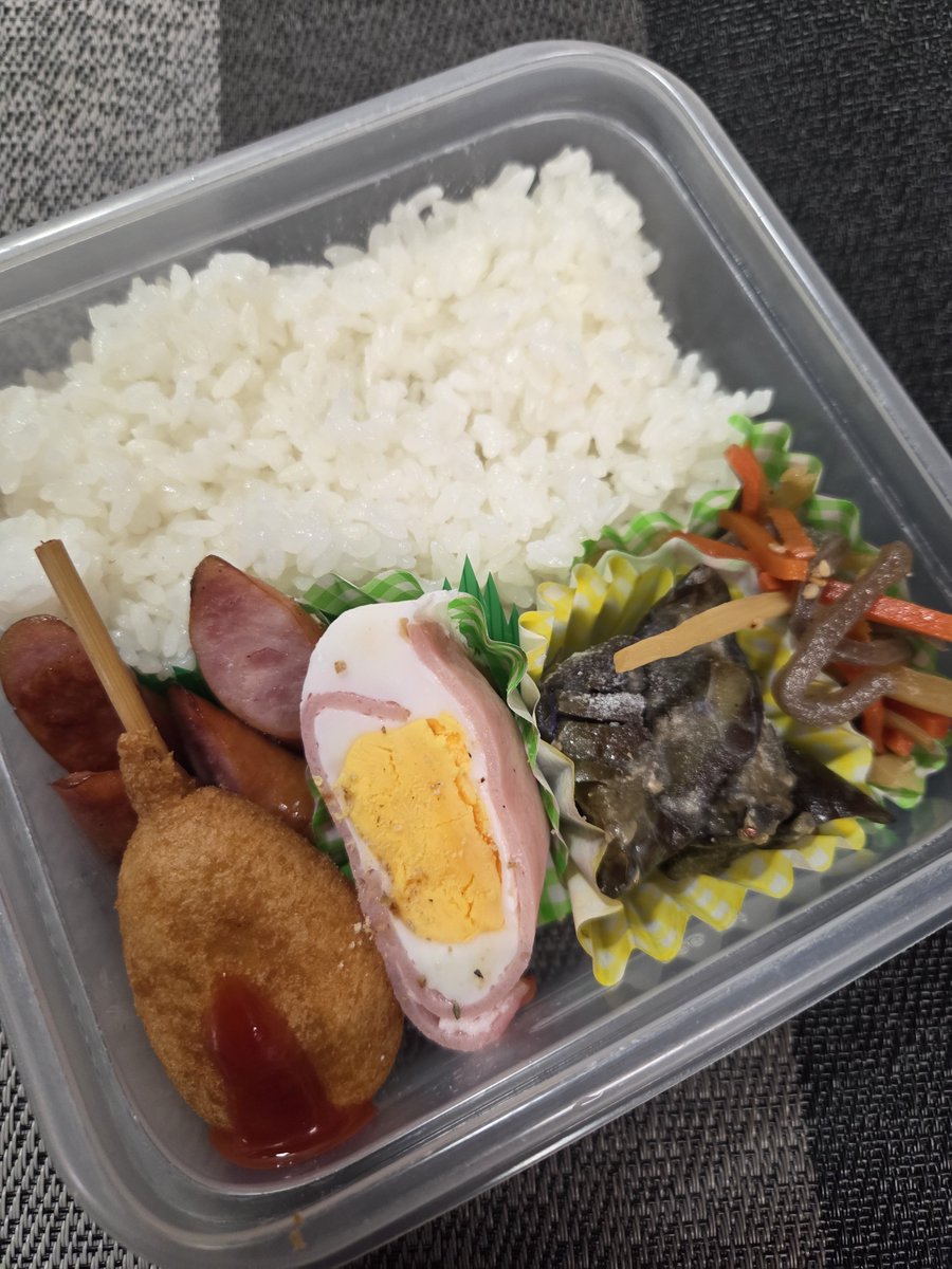 h0910y's tweet photo. おはようございます☺
冬布団を洗濯したり、各部屋のエアコンのフィルター掃除をしたり、朝から動きまくってます😆

今日は旦那弁当のみ👍作り置き詰めただけ😅 https://t.co/qyXFSHublk