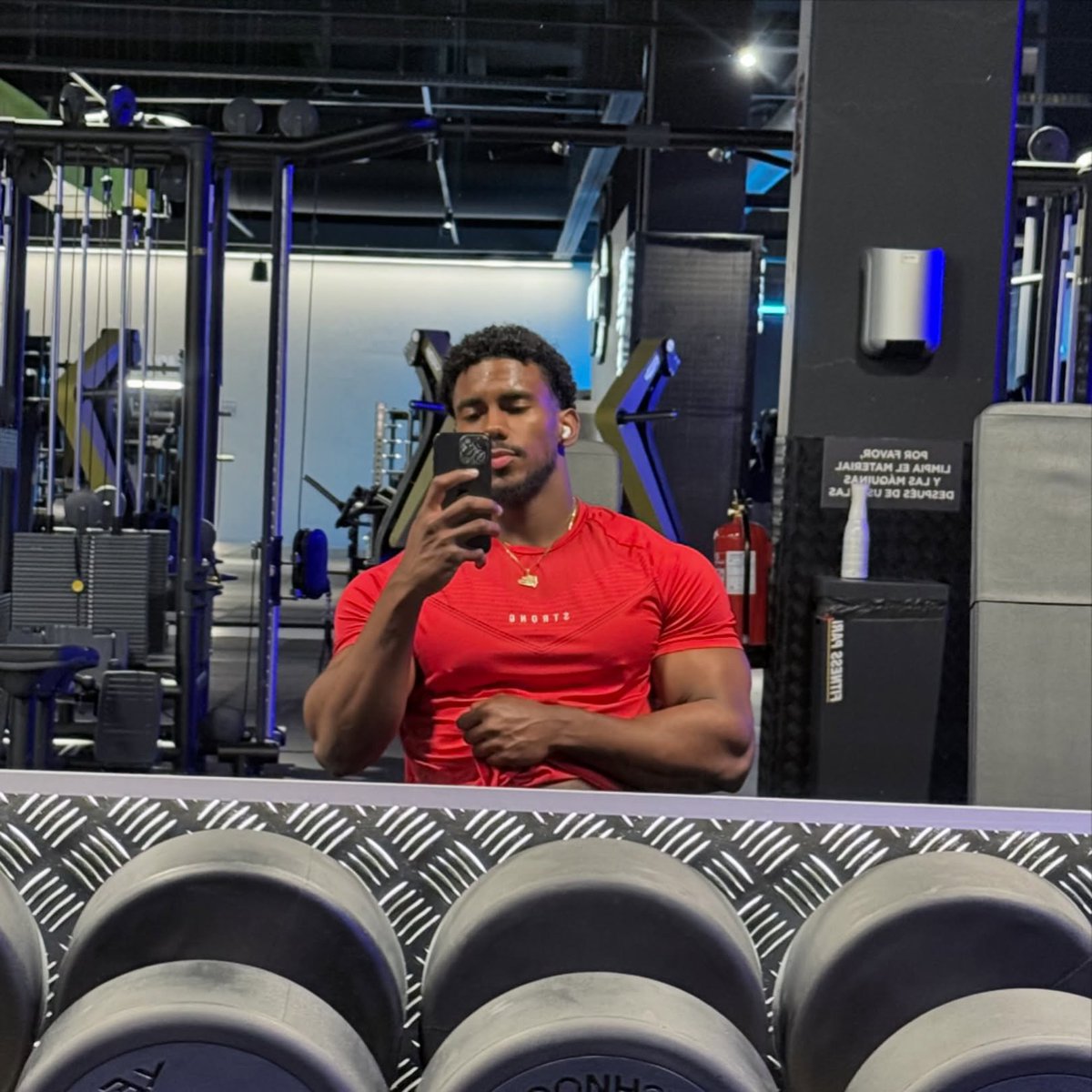 A_Mikael_3_0's tweet photo. Get your @$$ to the gym 😃❤️ https://t.co/R8AS5mmIJZ