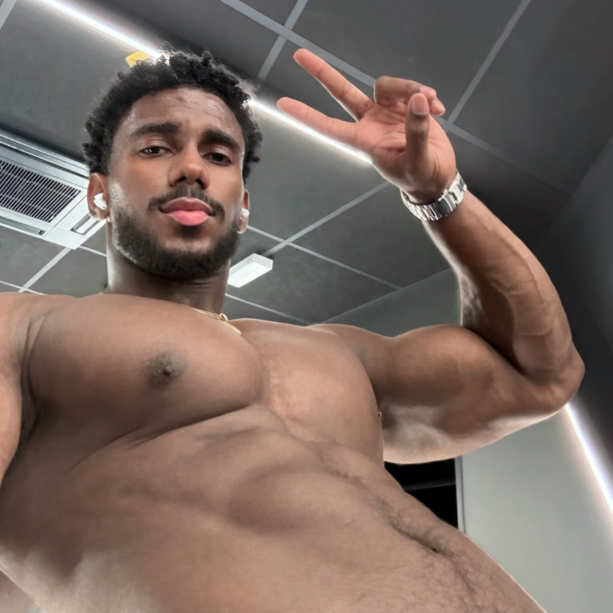 A_Mikael_3_0's tweet photo. Get your @$$ to the gym 😃❤️ https://t.co/R8AS5mmIJZ