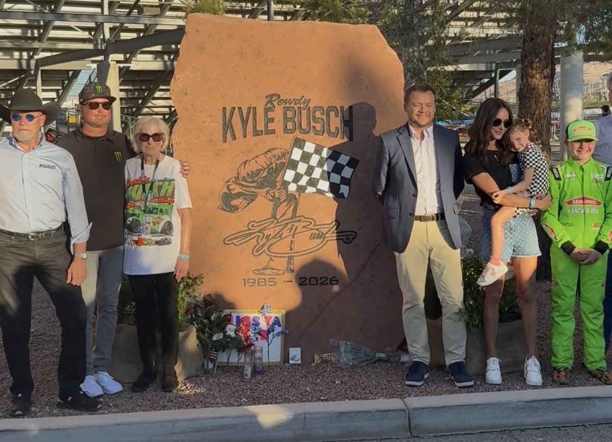 bobpockrass's tweet photo. Kyle Busch rock dedication here at Vegas bullring: https://t.co/N8gzL15OzV