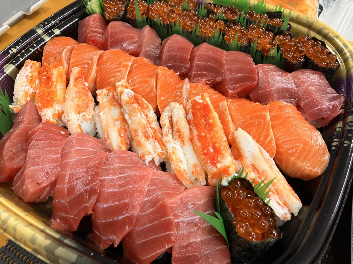 Osashimi0705's tweet photo. 特注鮨（新物生いくら超贅沢・���味しいうに・たらば蟹）
冠・婚・葬・祭　御誕生日　会合等々
来客様用　記念日等々　家族の集い
御予約承り致します
貴方だけの世界に一つだけの特注盛是非
（予約時素材お申し付け下さい）
インスタ・LINE・スレッズ・X・御来店・電話にて
御予約承り致します https://t.co/oOHw2tA5Qb