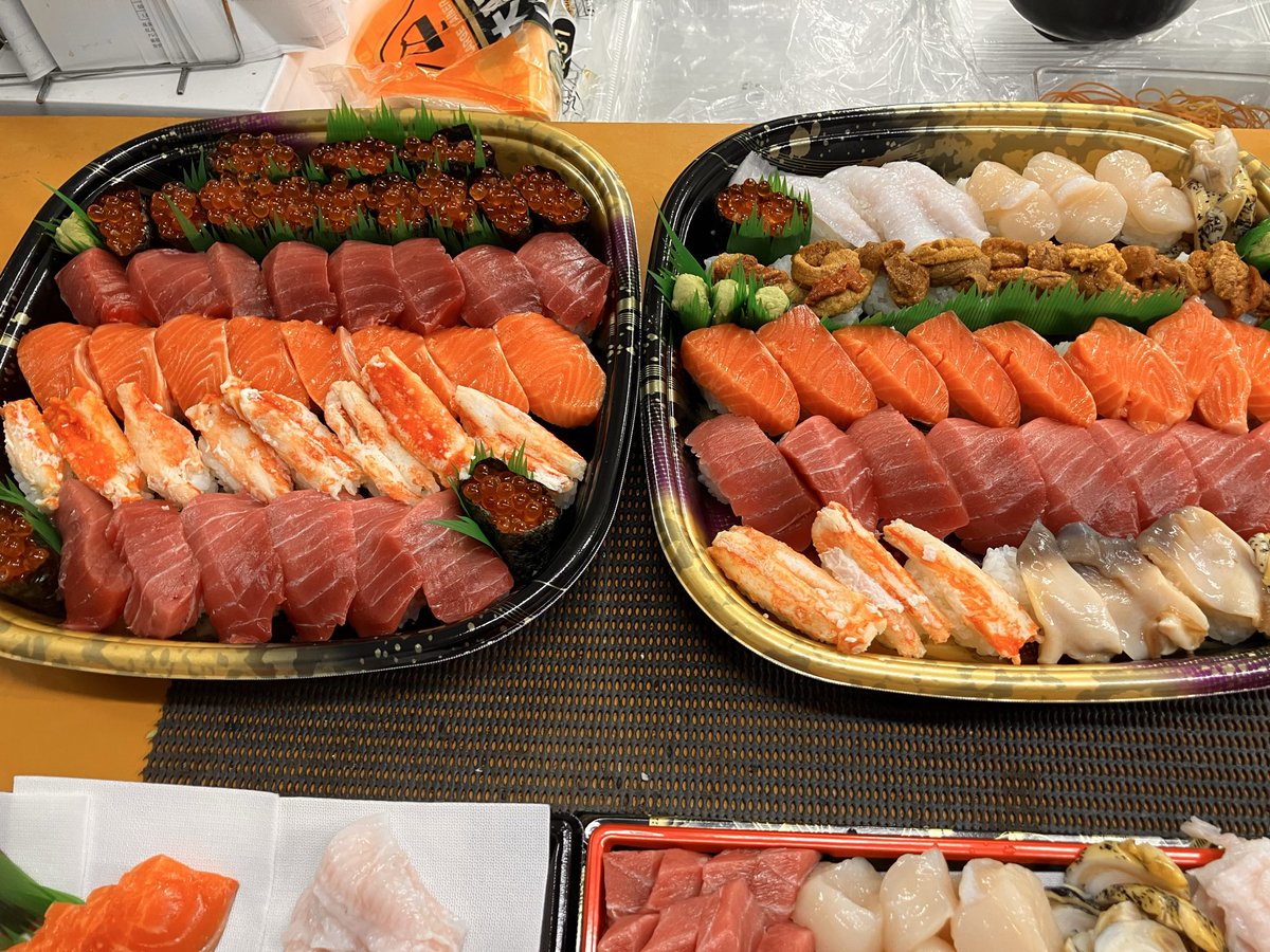 Osashimi0705's tweet photo. 特注鮨（新物生いくら超贅沢・���味しいうに・たらば蟹）
冠・婚・葬・祭　御誕生日　会合等々
来客様用　記念日等々　家族の集い
御予約承り致します
貴方だけの世界に一つだけの特注盛是非
（予約時素材お申し付け下さい）
インスタ・LINE・スレッズ・X・御来店・電話にて
御予約承り致します https://t.co/oOHw2tA5Qb