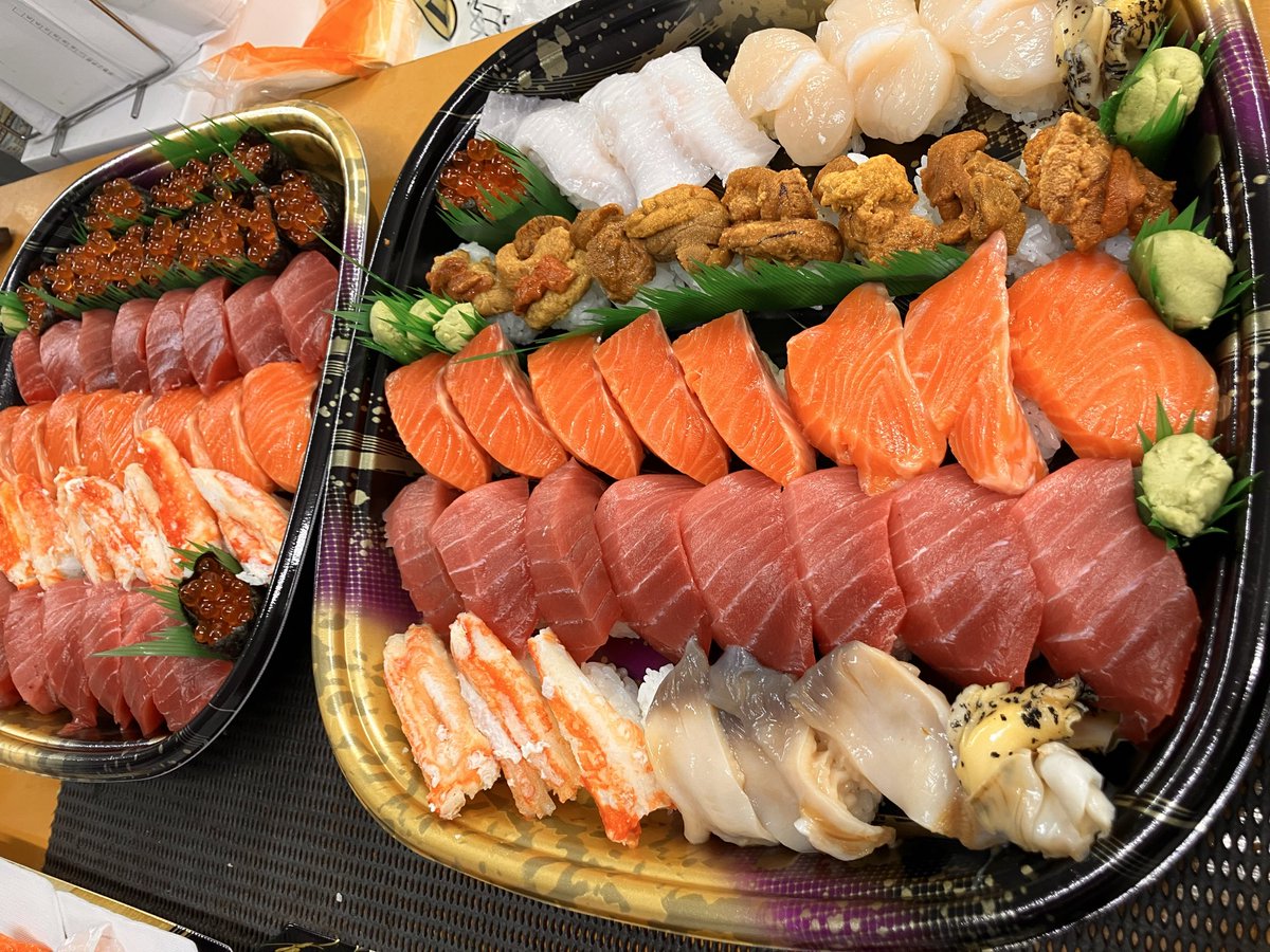 Osashimi0705's tweet photo. 特注鮨（新物生いくら超贅沢・���味しいうに・たらば蟹）
冠・婚・葬・祭　御誕生日　会合等々
来客様用　記念日等々　家族の集い
御予約承り致します
貴方だけの世界に一つだけの特注盛是非
（予約時素材お申し付け下さい）
インスタ・LINE・スレッズ・X・御来店・電話にて
御予約承り致します https://t.co/oOHw2tA5Qb