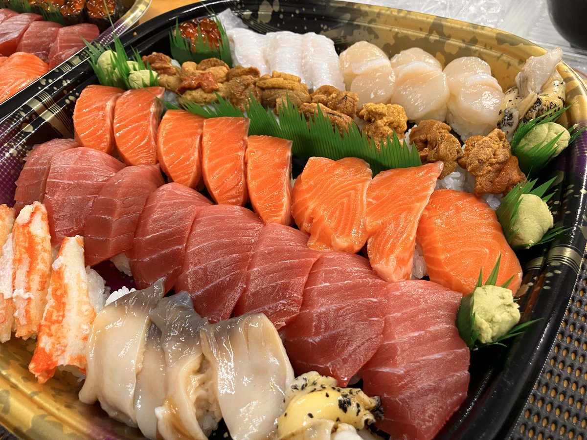 Osashimi0705's tweet photo. 特注鮨（新物生いくら超贅沢・���味しいうに・たらば蟹）
冠・婚・葬・祭　御誕生日　会合等々
来客様用　記念日等々　家族の集い
御予約承り致します
貴方だけの世界に一つだけの特注盛是非
（予約時素材お申し付け下さい）
インスタ・LINE・スレッズ・X・御来店・電話にて
御予約承り致します https://t.co/oOHw2tA5Qb