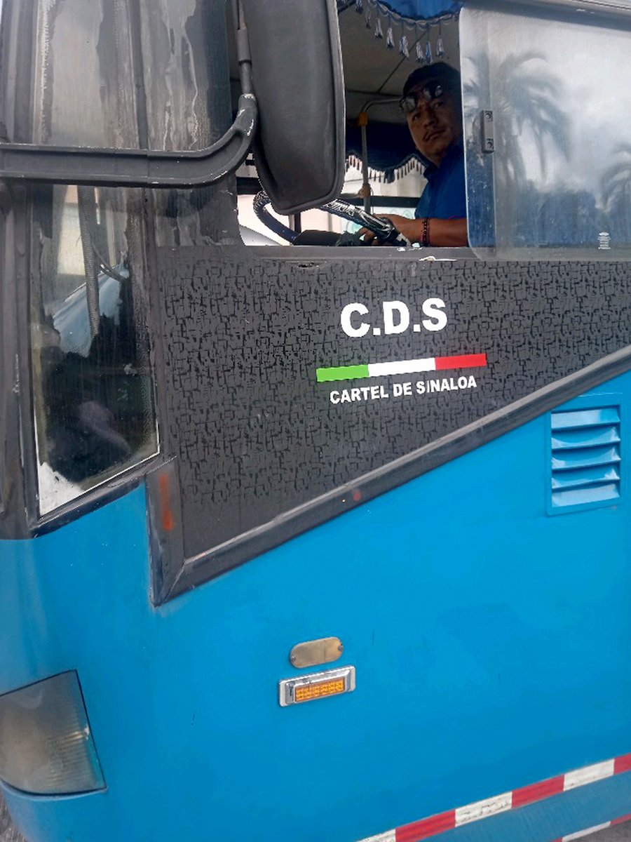 NoNegligencia's tweet photo. En la documentación de infracciones de un bus que consulté, encontré estas fotos, tomadas por dos diferentes agentes de la @AMT_Quito: https://t.co/9HQU8Sxcc3