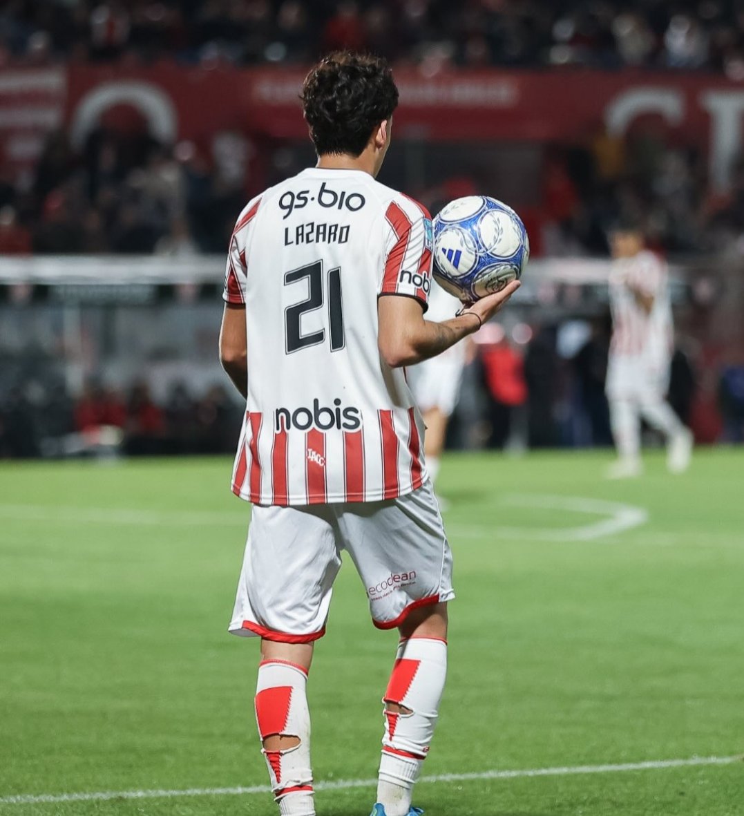 gloriosoinstitu's tweet photo. ❗🚨 JEREMÍAS LÁZARO FUE DETENIDO

Finalizado el partido, el jugador fue interceptado camino al vestuario por un cuerpo de la policía Bonaerense.

Los motivos? Haberse paseado desnudo por todo el Estadio Libertadores de América. https://t.co/LcsVQGWtiw