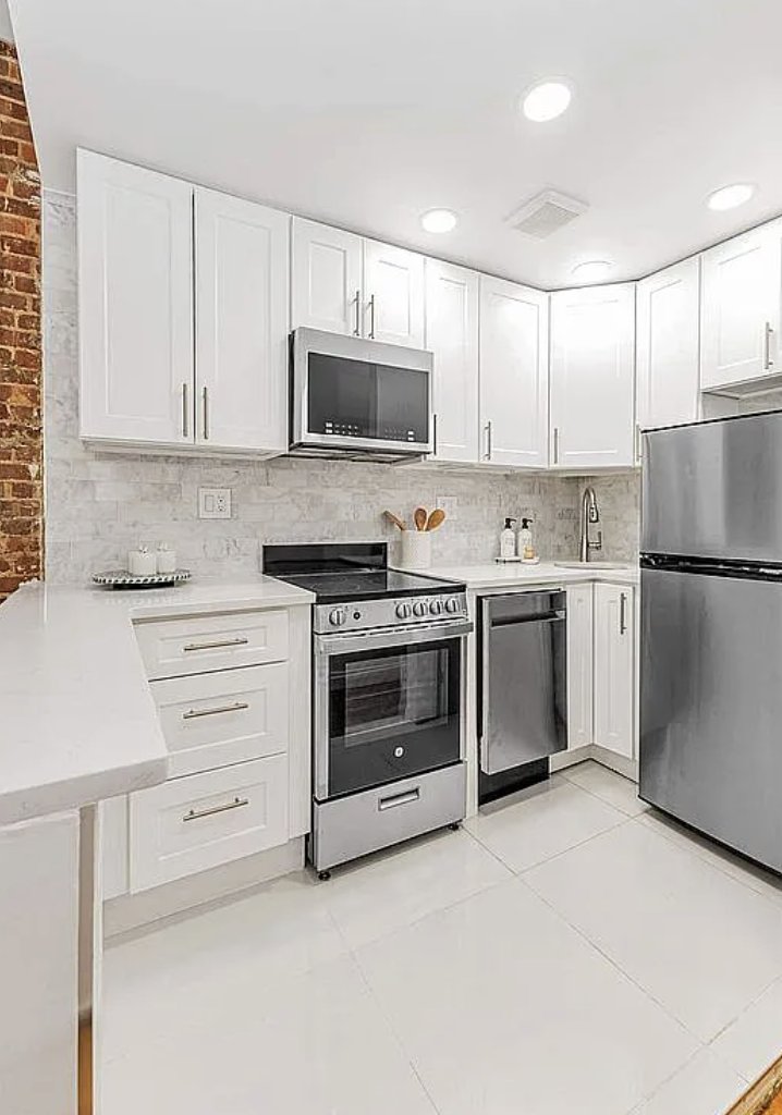 UESHomesGuide's tweet photo. Upper East Side charm under $300K! 🗽✨

Check out this cozy Manhattan studio co-op featuring a decorative fireplace and city views at 407 E 87th St, offered at $285,000.

Open house this weekend: https://t.co/brWRbOBJDA

#NYCRealEstate #UpperEastSide #ManhattanLiving #NYCForSale https://t.co/hAc58nMxOc