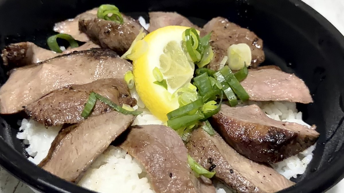 umibouzu_drum's tweet photo. Uber Eatsにて牛タンと海鮮　根室亭さん
厚切り牛タンステーキ丼のイケメンな角度探し！ https://t.co/b0B0X5Oa9e