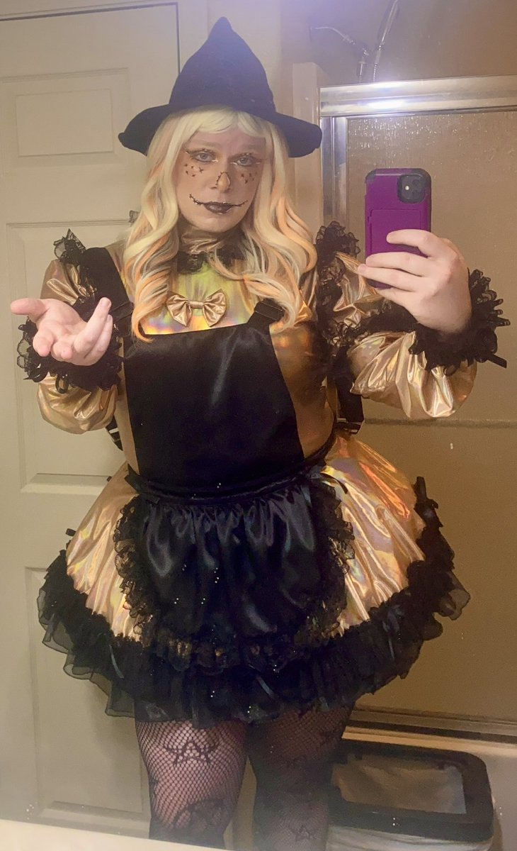 BiancaDollithy's tweet photo. The allure of my dollhouse draws you in like a song in the night. Filling your brain with fantasies and desires 🎃😈🖤 https://t.co/7OL8ajFVHZ
