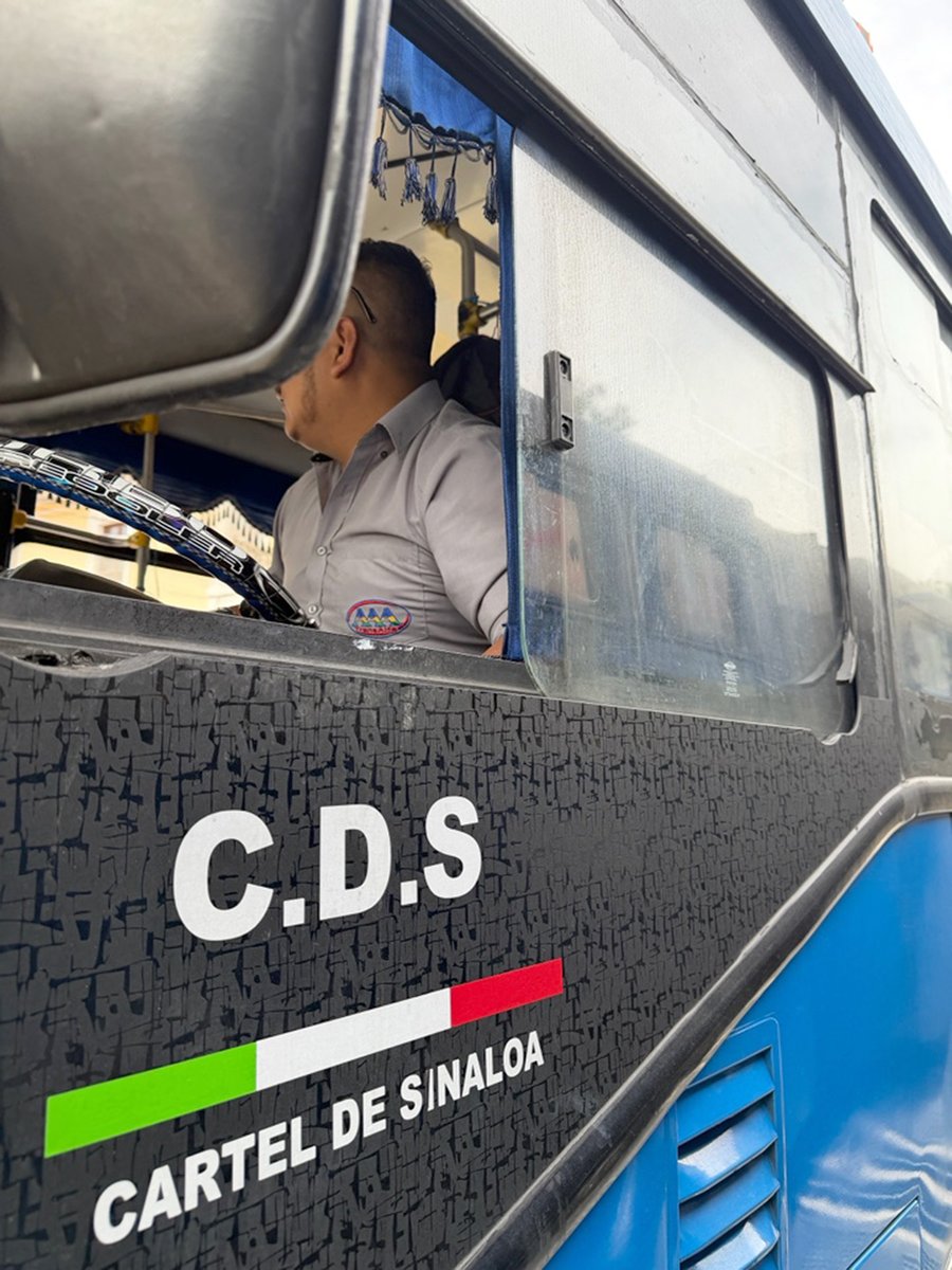 NoNegligencia's tweet photo. En la documentación de infracciones de un bus que consulté, encontré estas fotos, tomadas por dos diferentes agentes de la @AMT_Quito: https://t.co/9HQU8Sxcc3