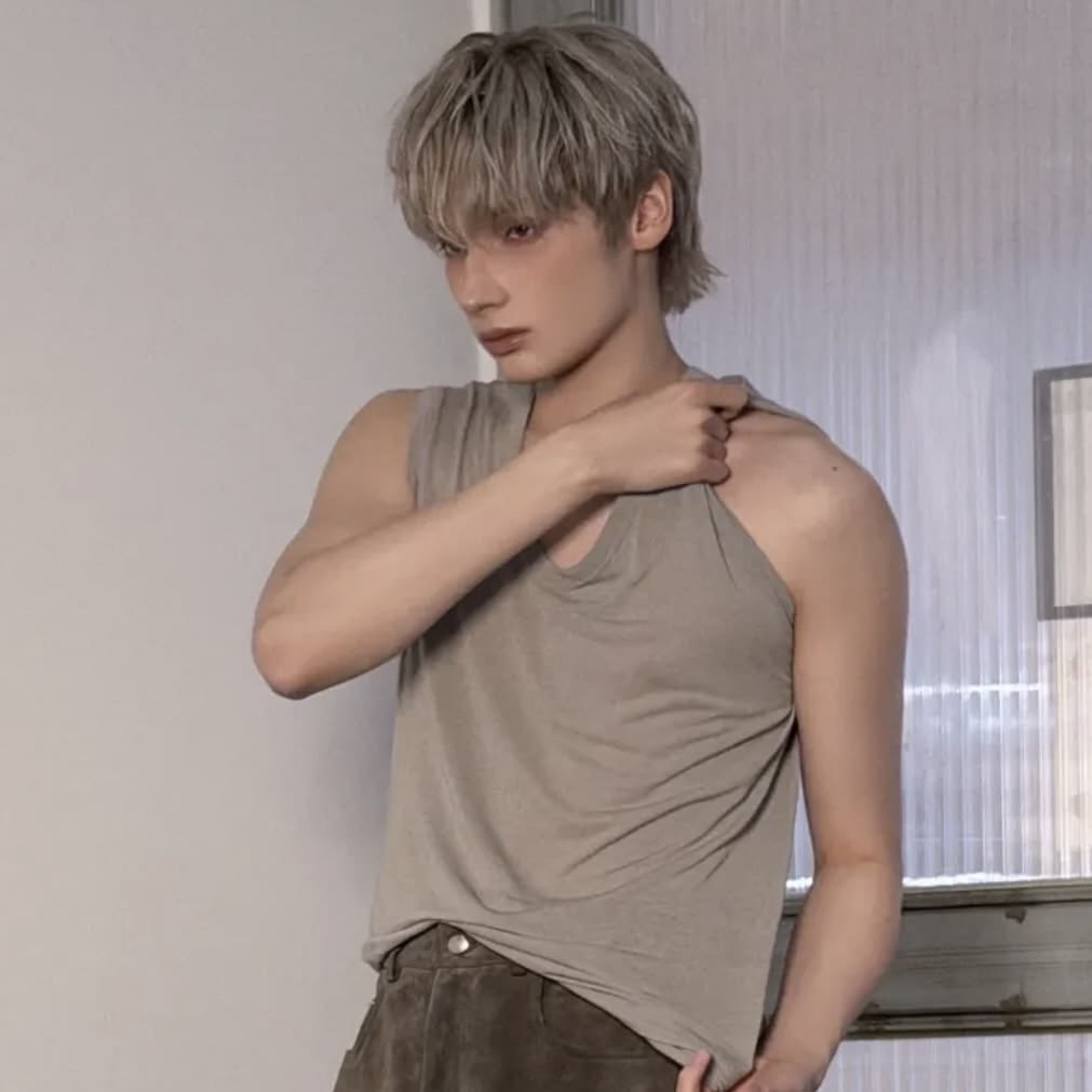 hooneyingkai's tweet photo. Heyyy txt stylists can we put kai in tank tops more often Heyyy https://t.co/xbqPpEbTTH