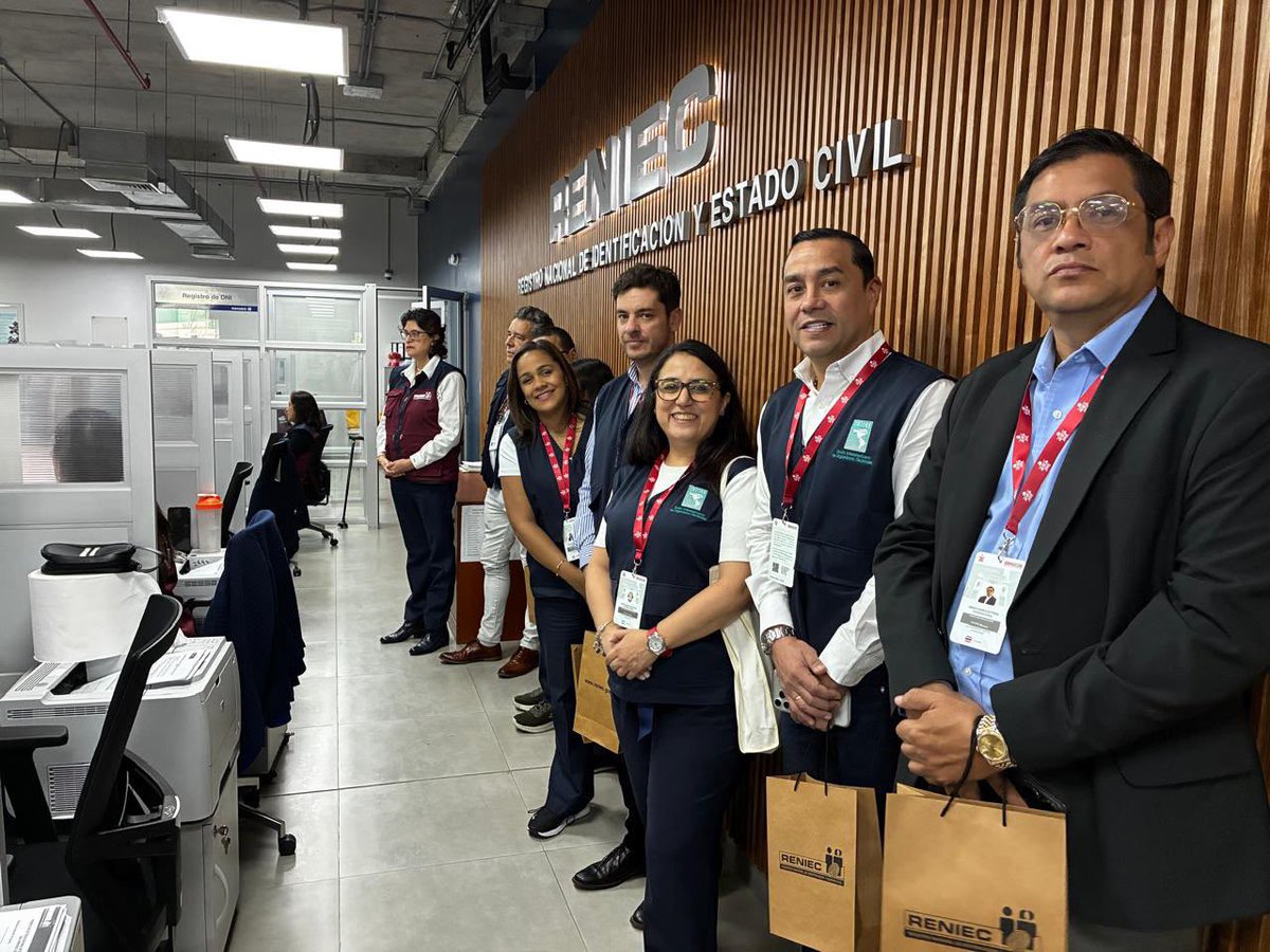 Registraduria's tweet photo. El acompañamiento a los procesos democráticos de la región continúa en 📍Perú 🇵🇪, donde hacemos parte de la Misión de Observación Internacional para las elecciones regionales y municipales de este domingo 4 de octubre.

Este espacio permite conocer de cerca el desarrollo de la jornada electoral y fortalecer el intercambio de experiencias y conocimientos entre organismos electorales de distintos países.