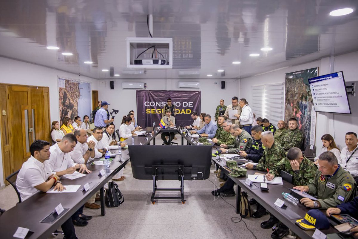 UltimaHoraCR's tweet photo. #ACTUALIDAD| El presidente Abelardo de la Espriella aseguró que el departamento de Sucre tendría una asignación de recursos de cerca de $140 mil millones para superar la emergencia que dejó el frente frío. Sin embargo, advirtió que "esos recursos tendrán acompañamiento técnico y vigilancia para que se conviertan en soluciones, en obras; no en burocracia y corrupción".