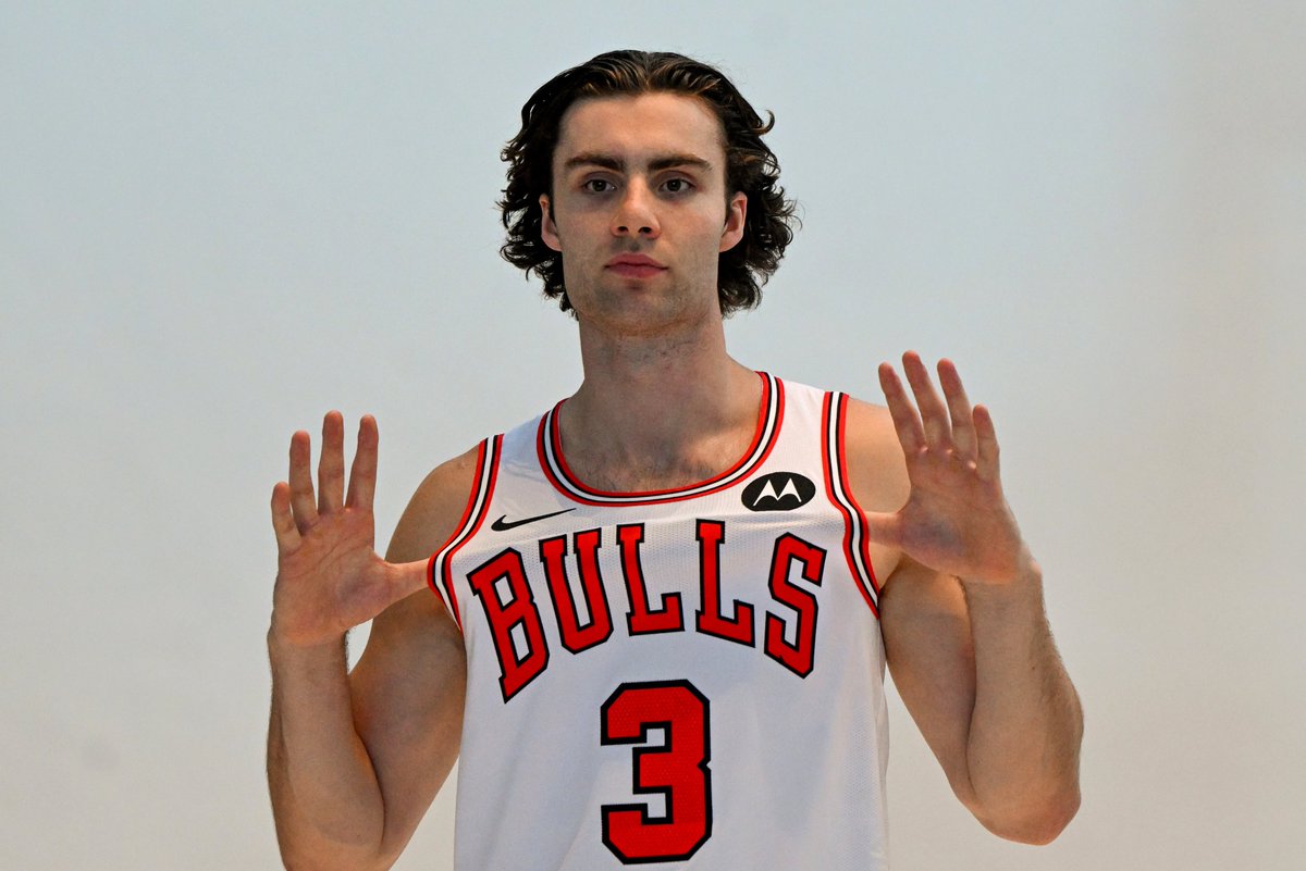 TheRoundtaBulls's tweet photo. 🔥𝐓𝐢𝐚𝐠𝐨 𝐒𝐩𝐥𝐢𝐭𝐭𝐞𝐫 𝐇𝐚𝐬 𝐀 𝐂𝐥𝐞𝐚𝐫 𝐌𝐞𝐬𝐬𝐚𝐠𝐞 𝐅𝐨𝐫 𝐉𝐨𝐬𝐡 𝐆𝐢𝐝𝐝𝐞𝐲🔥
𝐽𝑜𝑠ℎ 𝐺𝑖𝑑𝑑𝑒𝑦 𝑖𝑠 𝑒𝑛𝑡𝑒𝑟𝑖𝑛𝑔 ℎ𝑖𝑠 𝑠𝑖𝑥𝑡ℎ 𝑁𝐵𝐴 𝑠𝑒𝑎𝑠𝑜𝑛 𝑎𝑛𝑑 ℎ𝑖𝑠 𝑡ℎ𝑖𝑟𝑑 𝑤𝑖𝑡ℎ 𝑡ℎ𝑒 𝐶ℎ𝑖𝑐𝑎𝑔𝑜 𝐵𝑢𝑙𝑙𝑠, 𝑎𝑛𝑑 𝑡ℎ𝑖𝑠 𝑠𝑒𝑎𝑠𝑜𝑛 ℎ𝑎𝑠 𝑒𝑥𝑝𝑒𝑐𝑡𝑎𝑡𝑖𝑜𝑛𝑠. 𝐻𝑒𝑎𝑑 𝑐𝑜𝑎𝑐ℎ 𝑇𝑖𝑎𝑔𝑜 𝑆𝑝𝑙𝑖𝑡𝑡𝑒𝑟 𝑚𝑎𝑑𝑒 𝑡ℎ𝑎𝑡 𝑐𝑙𝑒𝑎𝑟 𝑎𝑡 𝑚𝑒𝑑𝑖𝑎 𝑑𝑎𝑦. 𝑊ℎ𝑖𝑙𝑒 𝑝𝑟𝑎𝑖𝑠𝑖𝑛𝑔 𝐺𝑖𝑑𝑑𝑒𝑦'𝑠 𝑏𝑎𝑠𝑘𝑒𝑡𝑏𝑎𝑙𝑙 𝐼𝑄 𝑎𝑛𝑑 ℎ𝑖𝑠 𝑎𝑏𝑖𝑙𝑖𝑡𝑦 𝑡𝑜 𝑟𝑎𝑐𝑘 𝑢𝑝 𝑡𝑟𝑖𝑝𝑙𝑒-𝑑𝑜𝑢𝑏𝑙𝑒𝑠, 𝑆𝑝𝑙𝑖𝑡𝑡𝑒𝑟 𝑤𝑎𝑠 𝑑𝑖𝑟𝑒𝑐𝑡 𝑎𝑏𝑜𝑢𝑡 𝑤ℎ𝑎𝑡 𝑛𝑒𝑒𝑑𝑠 𝑡𝑜 𝑐ℎ𝑎𝑛𝑔𝑒.

"I don't need him to be 𝑐𝑢𝑡𝑒," Splitter said. 
"𝐈 𝐧𝐞𝐞𝐝 𝐡𝐢𝐦 𝐭𝐨 𝐛𝐞 𝐞𝐟𝐟𝐞𝐜𝐭𝐢𝐯𝐞."

The message was pointed at Giddey's turnover issues. Last season, he averaged 3.6 turnovers per game and committed 196 total turnovers across 54 games as the team's primary playmaker. His assist-to-turnover ratio of 2.52 is respectable at high volume, but it is not the standard Tiago Splitter is looking for.

Protecting the ball and making quicker, simpler decisions will be the defining challenge of Giddey's 2026-27 season. Being a better floor general means knowing when to push the pace and when to pull back, a skill Splitter is actively trying to sharpen in him. 

The good news is that the pieces around Giddey have never been better suited for his game. Splitter's offensive philosophy is built around pace and speed of decision-making, which plays directly into Giddey's strengths as a transition initiator and open-court playmaker. 

Add a wing tandem of Matas Buzelis and Caleb Wilson, two long, athletic forwards who can finish above the rim and create in space, and this figures to be the most dynamic supporting cast Giddey has had since arriving in Chicago."

⚡️@1kAndre_⚡️
💥𝐷𝑖𝑣𝑒𝑠 𝐼𝑛𝑡𝑜 𝐶𝑜𝑎𝑐ℎ 𝑆𝑝𝑙𝑖𝑡𝑡𝑒𝑟'𝑠 𝑀𝑒𝑠𝑠𝑎𝑔𝑒 𝐹𝑜𝑟 𝐺𝑖𝑑𝑑𝑒𝑦👀
🔗https://t.co/9RmyFPDeZJ
👥@TheRoundtaBulls | #ChicagoBulls | #BullsNation