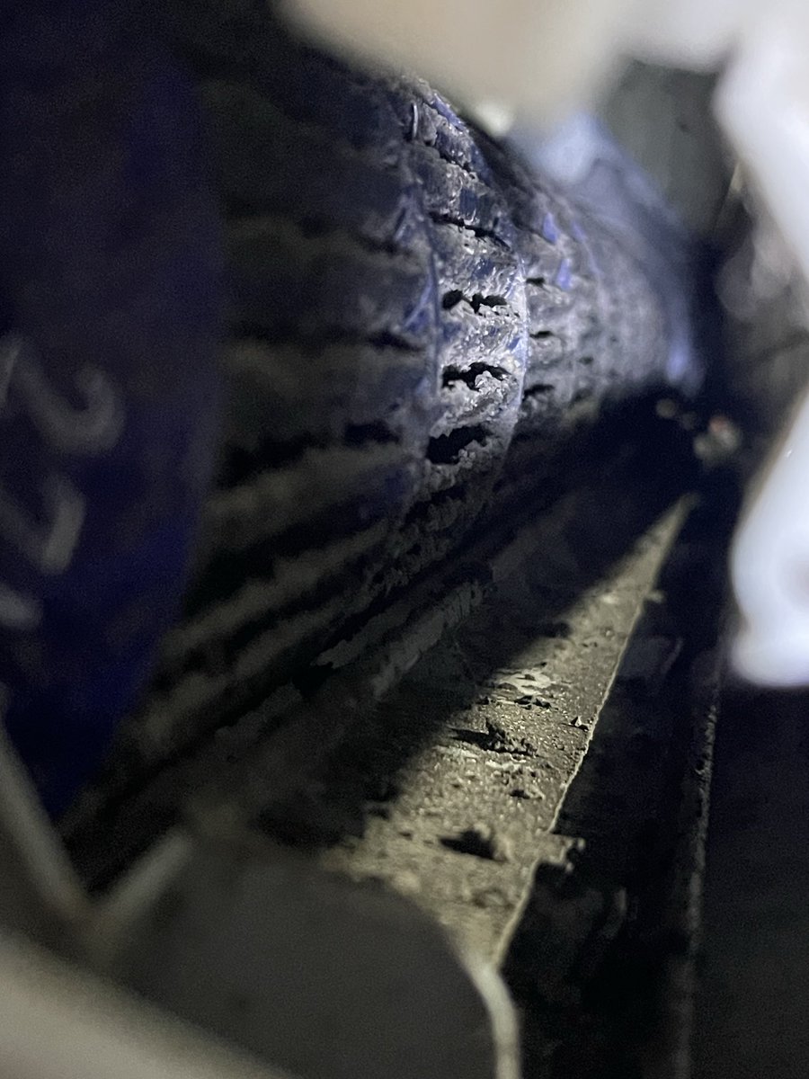 ladelcompostaje's tweet photo. Ahí te veo 👁️ y te he de sacar, turbina toda sucia. #MiniSplit *Batallando cómo sacarla y al mismo tiempo pensando en cómo haré pa’ volverla a instalar jajaj  Muchos miedos en este primer mantenimiento, uno es la turbina, pero no podrá más que yo, firmo y lo cumplo. Ajúa 😂 https://t.co/a2zEJcU1ti