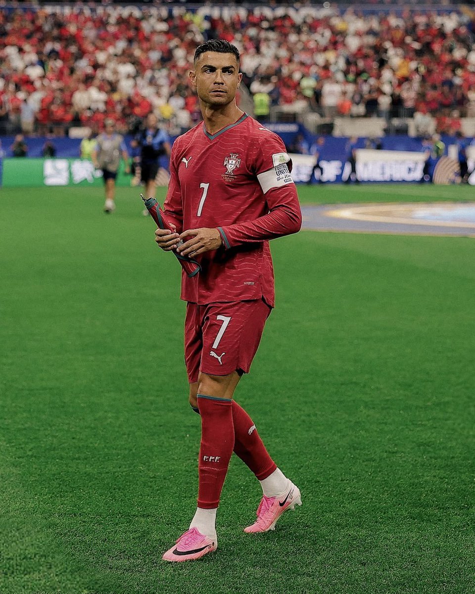 otrce's tweet photo. كا مُشجع لريال مدريد، 
الطبيعي والبديهي بيكون كريستيانو رونالدو هو لاعبي المُفضل بسبب ما قدمه للنادي سواء من ليالي الأبطال الخالده بالتاريخ وأوقات الحسم على مدار الموسم والمستويات الي قدمها واللحظات الي ماتنسي أبدا وللان راسخه في عقل كل مُتابع لكرة القدم بذاك الوقت.
لكن من وجهة النظري الشخصيه اكبر غلطه عملها رونالدو آخر 5-6 سنين والي آثرت سلبًا على مسيرته وعلى نظرة الناس لرونالدو
هو انتقاله إلى اليونايتد، مو تقليلا من نادي بحجم اليونايتد ولا السكواد الي كان موجود وقتها ولا المدرب ولا الاداراه لكن الفتره الي انتقل فيها ماكانت مناسبه أبدا ومن هناك بدت المشاكل كلها
لو اسأل اي واحد أي دوري من الدوريات الخمس الكُبرى هو الاقل رتم وأكبر مُعدل للإعمار بيقول الدوري الإيطالي، وهذا هو الانسب له انت ماطلعت من أوروبا للان متواجد وقاعد تزيد من أرقامك التهديفية والأرقام القياسيه بأوروبا وتشارك بدوري الأبطال كل موسم، ب دوري يناسب حالتك البدنيه والنفسيه والإعلامية، دوري الرتم فيه ماهو سريع ومعدل الاعمار فيه قريبه من عمرك وكان المفروض تكمل على الاقل لين كأس العالم 2022 وانت ب يوفنتس لأن لما يجي كاس العالم بتكون وقتها مستقر من جميع النواحي وغالبا راح تقدم بطوله ممتازه وبعدها تعتزل وانت بقمتك 
تعتزل وانت بالقمه افضل من انك توصل لمرحلة انه اي شخص يقلل منك سواء يفهم بالكوره ولا مايفهم 
انت اكبر من مُنتخب كنا راح نظن انه فاكهه لو مالعبت فيه