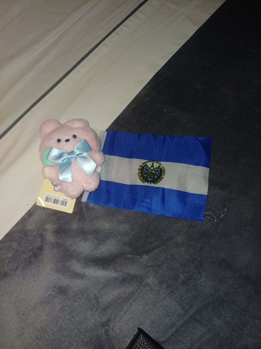 kookieJeikei's tweet photo. No se preocupen que llevo a el salvador jsjsjsjs que los chicos ven la bandera JAJAJAJAJJ https://t.co/IoyUGocdTK