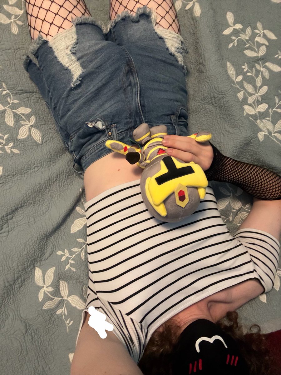theredrobber's tweet photo. Omigato I almost forgot about #femboyfriday :000

It’s okie tho, I bring an amped up fit w #fishnets to make up for it :P

Streaming tmrw at theredrobberlive so come join if you want ^w^ <3 https://t.co/vd9BXU79Qm