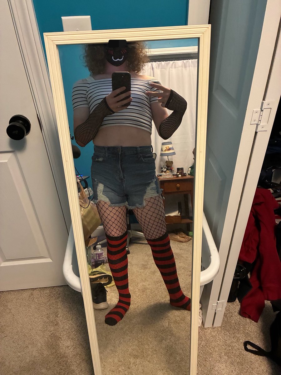 theredrobber's tweet photo. Omigato I almost forgot about #femboyfriday :000

It’s okie tho, I bring an amped up fit w #fishnets to make up for it :P

Streaming tmrw at theredrobberlive so come join if you want ^w^ <3 https://t.co/vd9BXU79Qm