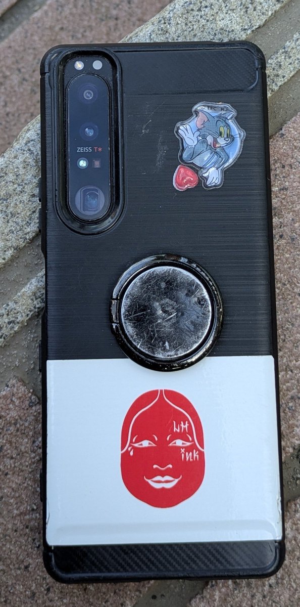 HiroHanshin's tweet photo. このスマホを落とした方、交番に届けま��た…SNSも見れないと思いますが… https://t.co/3W9whG6wNx