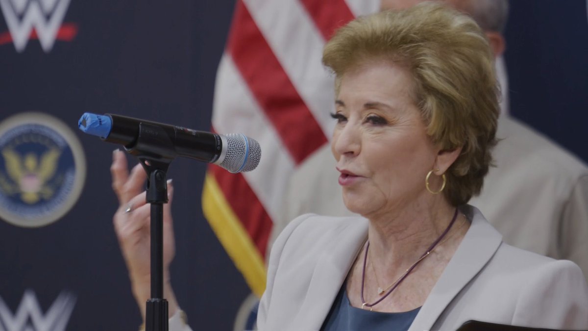 LuigiWrestling's tweet photo. Linda McMahon apareciendo de nuevo en TV de WWE. Algo tiene que ver el Gobierno también. #SmackDown https://t.co/BrmKGus72A