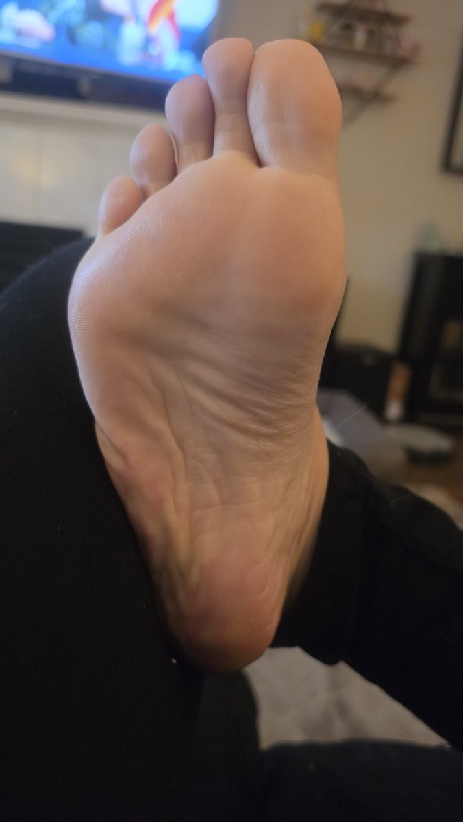 GoddessEmily699's tweet photo. Where's mommy's foot lovers this Friday evening? 😍

#DM for more!

#foot #feet #feetfetish #feetworship #footfetish #canada #vancouver #paypig #feetlover #sole #cashmeet https://t.co/72jS4FalRn