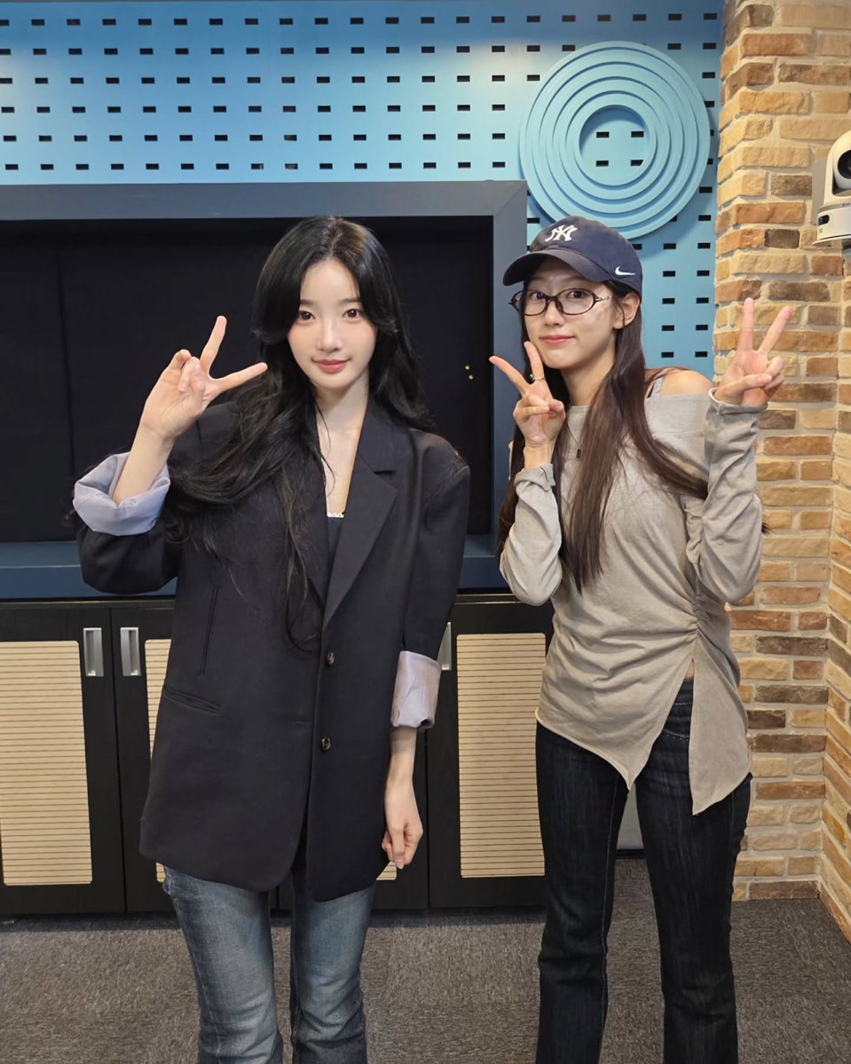 LvlzEnthusiast's tweet photo. [261002] 🦌 Yein in sbs_ten 📸 Instagram update (feat. tripleS' Kim YooYeon)

#Lovelyz #러블리즈 #Yein #JeongYein #정예인 #예인 #고라니 https://t.co/s8hXrQcNxy