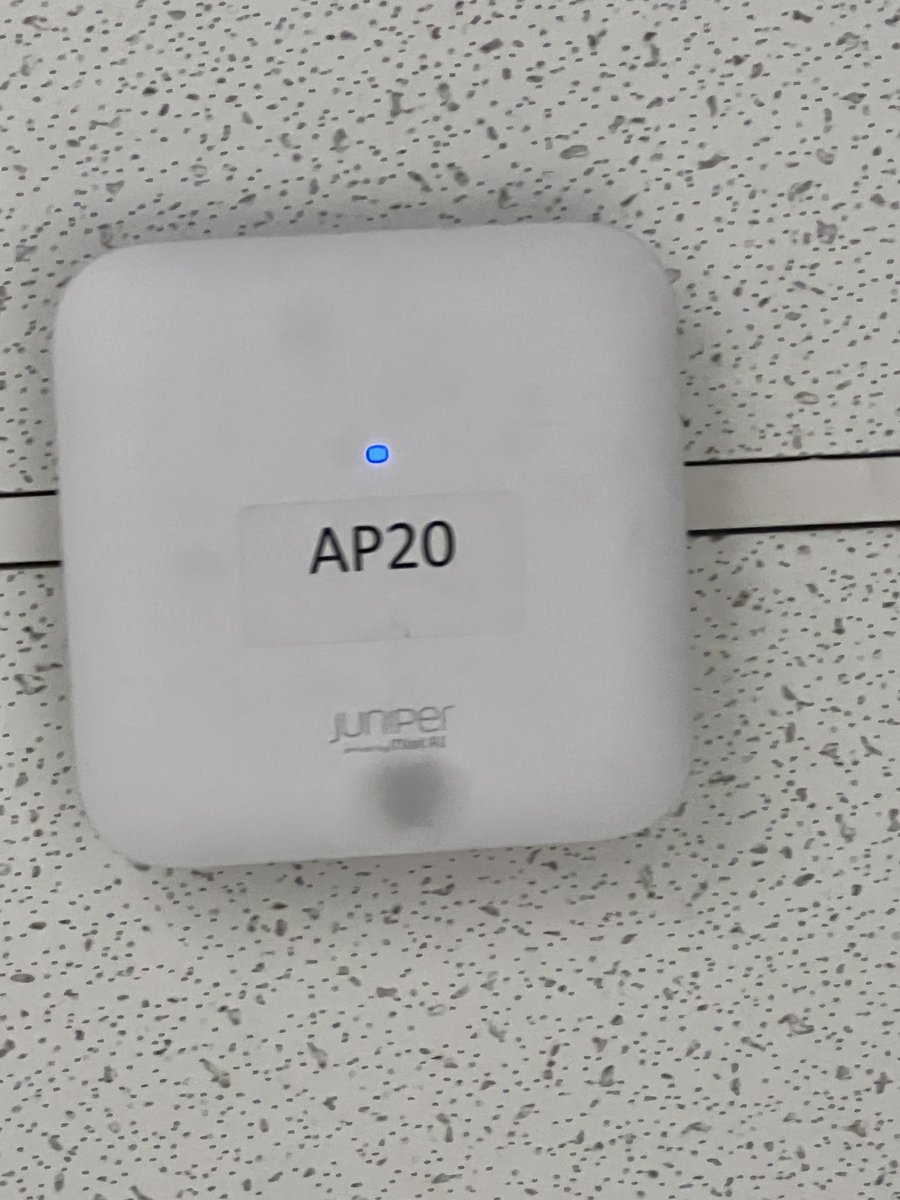 cancelind's tweet photo. AT&amp;T mid-band 5G (n77) SpeedTest vs Macys free WiFi SpeedTest located in Arlington, Texas 

Macys using Verizon 5G home internet for guest WiFi via. Juniper AP45 access points https://t.co/cS8cBPEX3Q