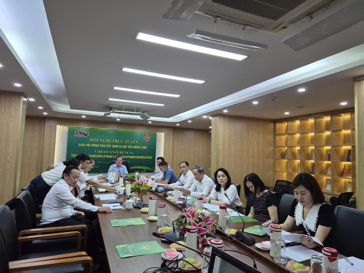 RPolancoF's tweet photo. Realizan videoconferencia entre la Asociación de Agricultores de #Vietnam y la Asociación Nacional de Agricultores de Pequeños de #Cuba.

Presidieron el encuentro virtual, Luong Quoc Doan, presidente de la Asociación de Agricultores de Vietnam, y Félix Duartes Ortega, presidente de @anap_cuba.

Durante el intercambio, ambas partes actualizaron sobre las políticas agrarias de cada país y la labor de las respectivas organizaciones, así como sobre las acciones para impulsar la cooperación bilateral, según el Memorando de Entendimiento para el período 2025-2030, suscrito en 2024.

El presidente Luong Quoc Doan manifestó que Vietnam ha reafirmado consistentemente su apoyo incondicional al pueblo cubano, incluyendo el llamado al levantamiento del bloqueo contra Cuba, y que la Asociación de Agricultores de Vietnam seguirá contribuyendo a fomentar la amistad especial entre Vietnam y Cuba.

Por su parte, @FelixDuarteOrte agradeció la invariable solidaridad de Vietnam y de la Asociación de Agricultores, particularmente en las circunstancias de recrudecimiento del bloqueo y del cerco energético contra nuestro país.

Maiker Comendador Escalante, segundo jefe de Misión de Cuba en Vietnam, asistió a la reunión desde la sede de la Asociación de Agricultores de Vietnam.