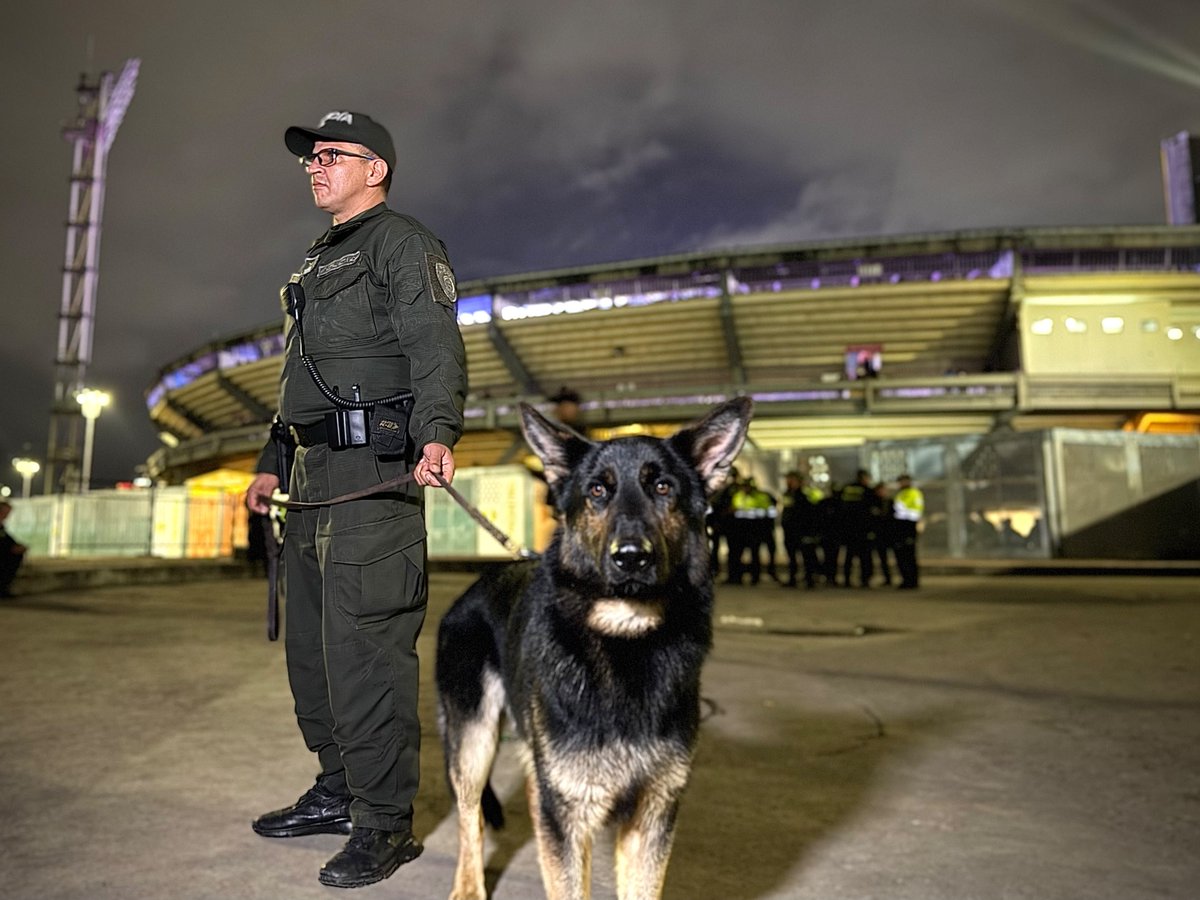 PoliciaBogota's tweet photo. #AEstaHora | Estamos listos para acompañar a los asistentes al concierto de BTS.

Desde #ElCampín y sus alrededores, nuestros uniformados realizan labores de prevención, acompañamiento y seguridad para garantizar el normal desarrollo del evento. https://t.co/yH76mZh5q9