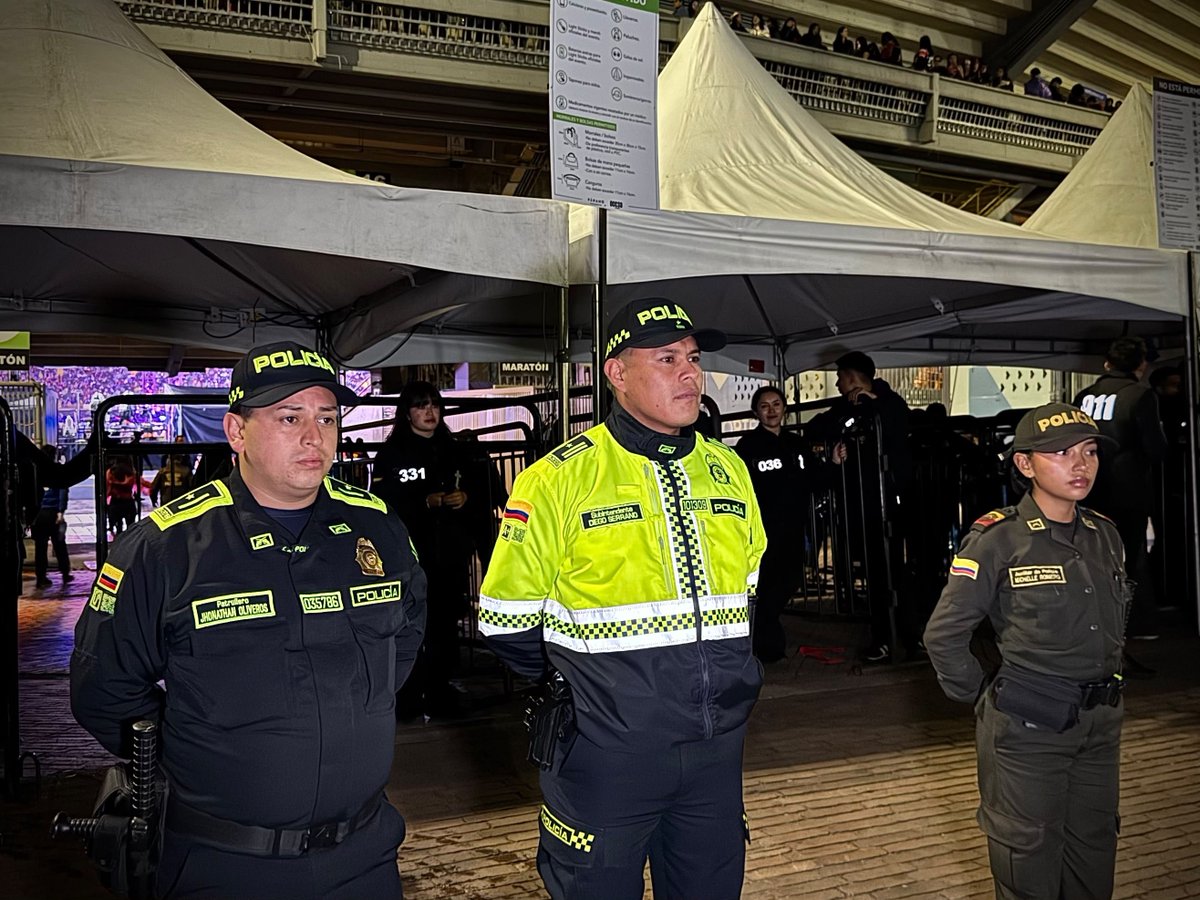 PoliciaBogota's tweet photo. #AEstaHora | Estamos listos para acompañar a los asistentes al concierto de BTS.

Desde #ElCampín y sus alrededores, nuestros uniformados realizan labores de prevención, acompañamiento y seguridad para garantizar el normal desarrollo del evento. https://t.co/yH76mZh5q9