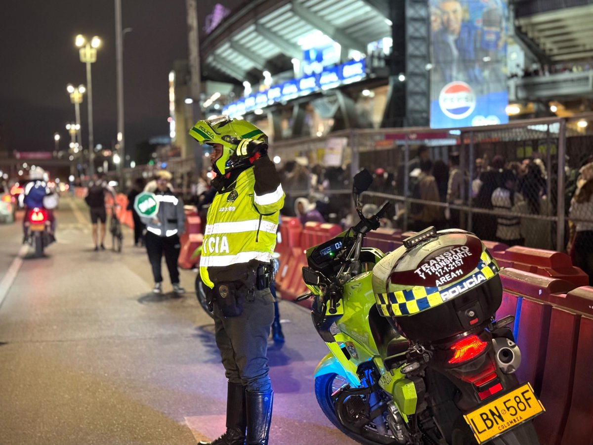 PoliciaBogota's tweet photo. #AEstaHora | Estamos listos para acompañar a los asistentes al concierto de BTS.

Desde #ElCampín y sus alrededores, nuestros uniformados realizan labores de prevención, acompañamiento y seguridad para garantizar el normal desarrollo del evento. https://t.co/yH76mZh5q9