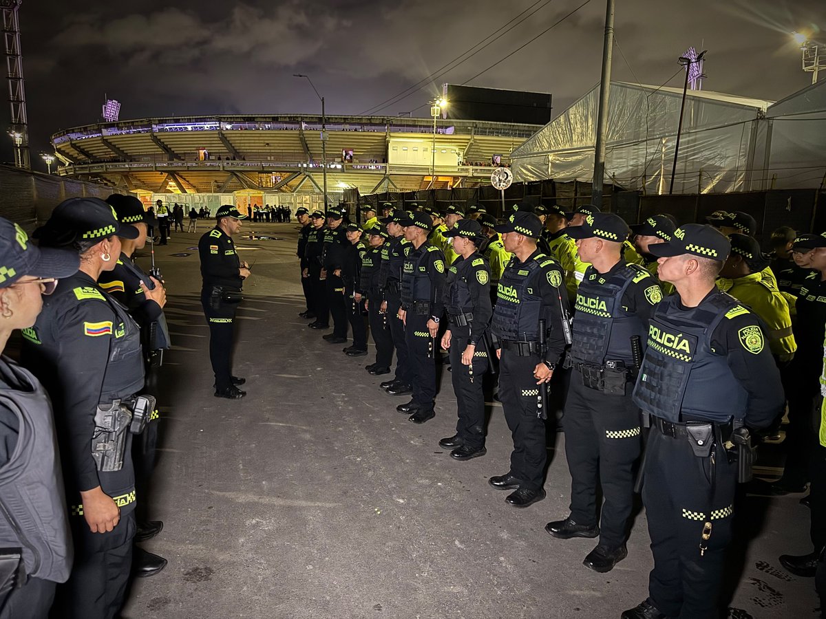 PoliciaBogota's tweet photo. #AEstaHora | Estamos listos para acompañar a los asistentes al concierto de BTS.

Desde #ElCampín y sus alrededores, nuestros uniformados realizan labores de prevención, acompañamiento y seguridad para garantizar el normal desarrollo del evento. https://t.co/yH76mZh5q9