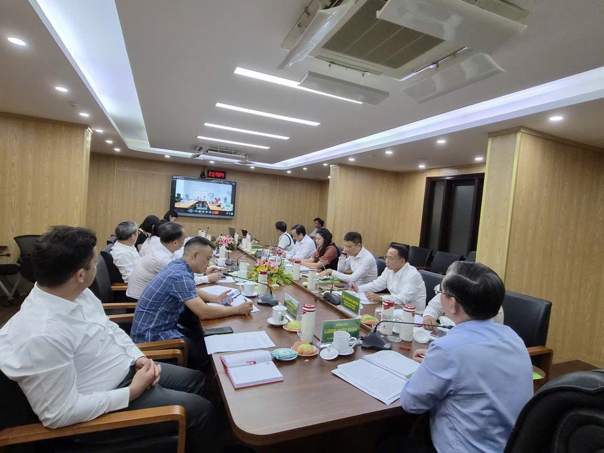 RPolancoF's tweet photo. Realizan videoconferencia entre la Asociación de Agricultores de #Vietnam y la Asociación Nacional de Agricultores de Pequeños de #Cuba.

Presidieron el encuentro virtual, Luong Quoc Doan, presidente de la Asociación de Agricultores de Vietnam, y Félix Duartes Ortega, presidente de @anap_cuba.

Durante el intercambio, ambas partes actualizaron sobre las políticas agrarias de cada país y la labor de las respectivas organizaciones, así como sobre las acciones para impulsar la cooperación bilateral, según el Memorando de Entendimiento para el período 2025-2030, suscrito en 2024.

El presidente Luong Quoc Doan manifestó que Vietnam ha reafirmado consistentemente su apoyo incondicional al pueblo cubano, incluyendo el llamado al levantamiento del bloqueo contra Cuba, y que la Asociación de Agricultores de Vietnam seguirá contribuyendo a fomentar la amistad especial entre Vietnam y Cuba.

Por su parte, @FelixDuarteOrte agradeció la invariable solidaridad de Vietnam y de la Asociación de Agricultores, particularmente en las circunstancias de recrudecimiento del bloqueo y del cerco energético contra nuestro país.

Maiker Comendador Escalante, segundo jefe de Misión de Cuba en Vietnam, asistió a la reunión desde la sede de la Asociación de Agricultores de Vietnam.