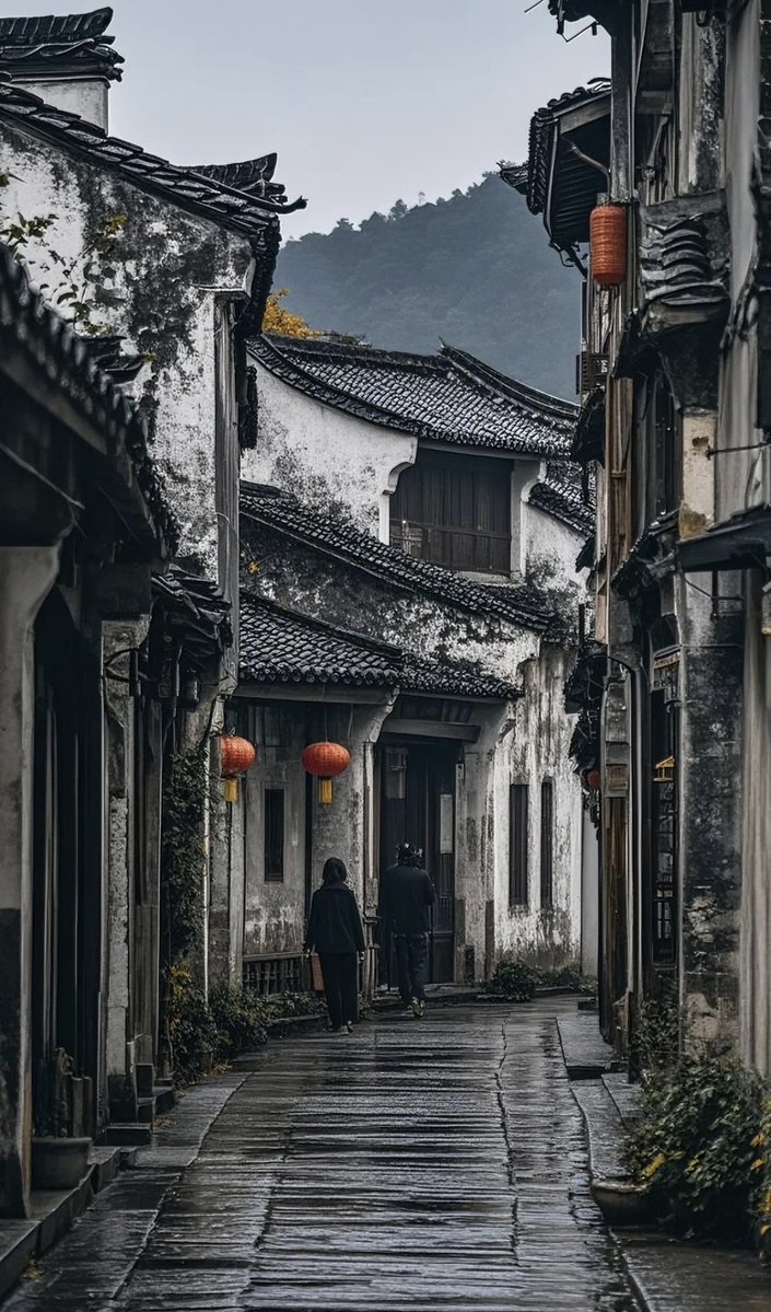 tark0279's tweet photo. When the mist veils the old alley, the fluttering purple lanterns by the window add a soft, romantic touch—even the world’s quiet warmth feels like a gentle pull of a cherished memory. https://t.co/QDB9iXIlXC