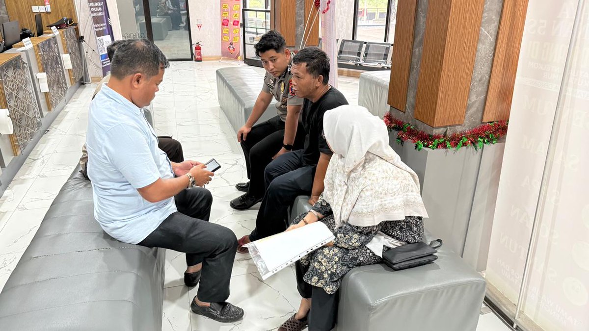 KutimSpkt's tweet photo. SPKT Polres Kutim secara humanis dengan menerima informasi, mencatat laporan/pengaduan, serta memberikan penjelasan mengenai mekanisme dan langkah hukum yang bisa ditempuh sesuai dengan ketentuan yang berlaku terkait dugaan penyerobotan lahan.

👮‍♂️ https://t.co/RbE9GvDV1R
