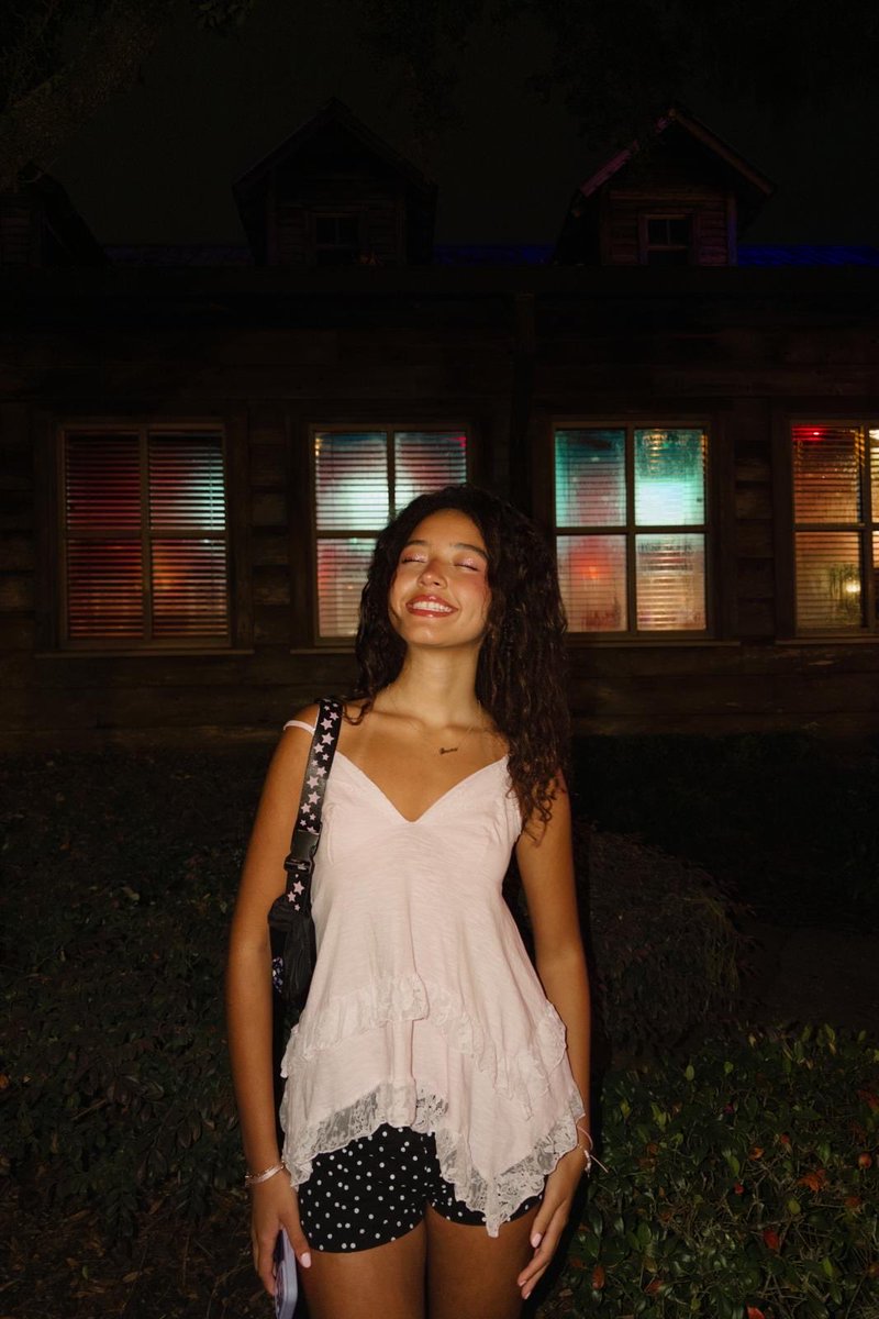 crazyforliv_'s tweet photo. Olivia Rodrigo night!! 💗🌸 https://t.co/65sHk3ttLP