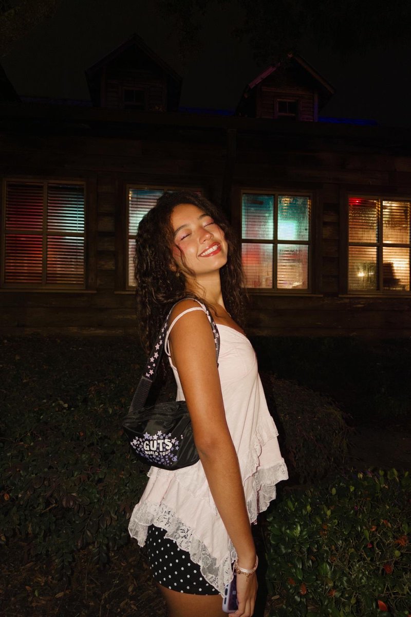 crazyforliv_'s tweet photo. Olivia Rodrigo night!! 💗🌸 https://t.co/65sHk3ttLP