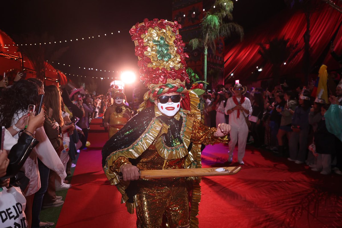 alcaldiabquilla's tweet photo. ¡Nuestro Carnaval de Barranquilla volvió a brillar en Madrid! 🇪🇸

En el tercer fin de semana de conciertos de @shakira, los hacedores y nuestra monarquía llevaron la alegría y tradición del Carnaval, mostrando al mundo lo que somos y enamorando a más personas de esta ciudad. ❤️ https://t.co/H6ustddDmp