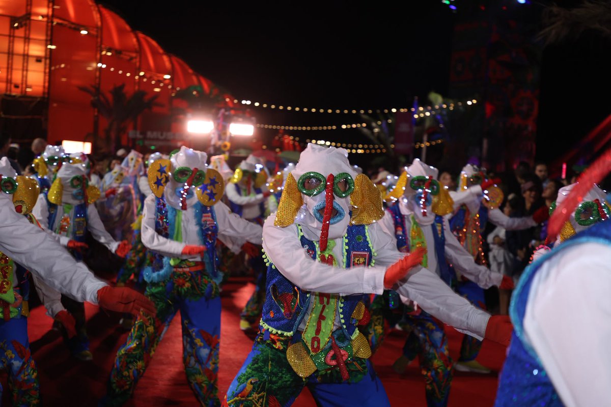 alcaldiabquilla's tweet photo. ¡Nuestro Carnaval de Barranquilla volvió a brillar en Madrid! 🇪🇸

En el tercer fin de semana de conciertos de @shakira, los hacedores y nuestra monarquía llevaron la alegría y tradición del Carnaval, mostrando al mundo lo que somos y enamorando a más personas de esta ciudad. ❤️ https://t.co/H6ustddDmp
