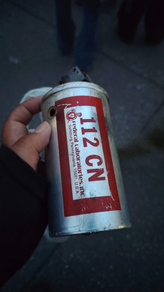 RompeMiedo's tweet photo. 🚨La Brigada Humanitaria de Paz Marabunta confirma a la Red Rompe El Miedo el uso de gas lacrimógeno o irritante contra manifestantes frente a Palacio Nacional.

Exigimos a la @SSC_CDMX omitir su uso y respetar el protocolo de actuación durante protestas.

📸: @BrigadaMarabunt https://t.co/dQRUBFa8fz