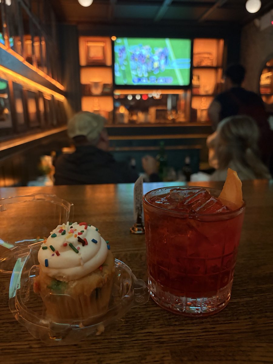 bigdesfan's tweet photo. ✅ negroni 
✅ funfetti cupcake
✅ friday night mediocre college football

the way GOD INTENDED https://t.co/zmekTQgoyK