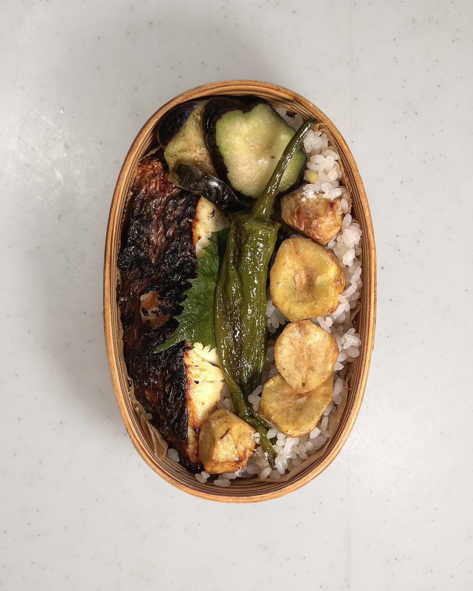 mtmtk27's tweet photo. ご無沙汰しています、本日のお弁当です🌰
新米で栗ご飯、塩麹漬け鯛グリル、獅子等のお浸し、茄子の三五八漬け🍆
新潟の新米うんまい〜！ https://t.co/C7X4ryeoyS