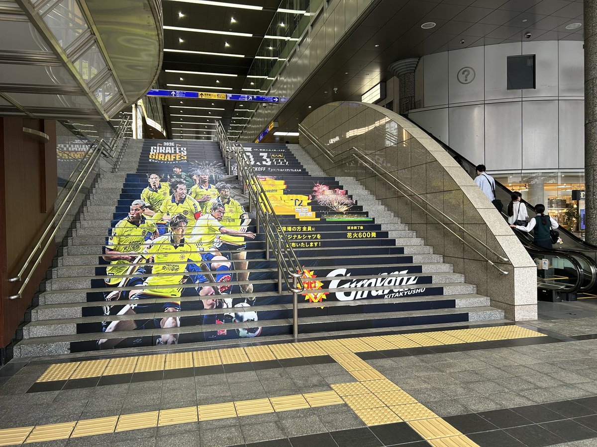 take8841's tweet photo. 小倉駅西階段にギラフェスビ���ュアル。東はTokyo Girls Collection 北九州2026 (10/10開催)とボートレース若松。
チケット。前日で70%の売れ行きなら来場者数は1万前後か。
#TGC北九州 #ギラヴァンツ #stats https://t.co/NyhyKlXBm6