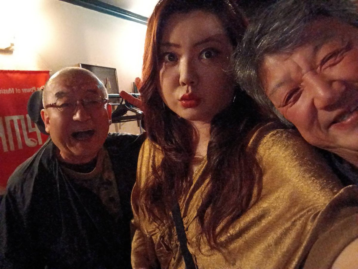 udontaroudesu's tweet photo. 昨夜 小林陽一&JJM(ゲスト つばさ)のライブでcatwalkに!
素晴らし!
超堪能!
つばさちゃんボーカルも超マッチ✌️
帰り際、客席に神崎りくクンが居ることに気が付く(酒泡酒泡クラブの事も私の事も覚えててくれた。嬉しー)。
#秋田市
#catwalk
#つばさ
#小林陽一
#JJM
#神崎りく
#酒泡酒泡クラブ https://t.co/C34A3stnVr