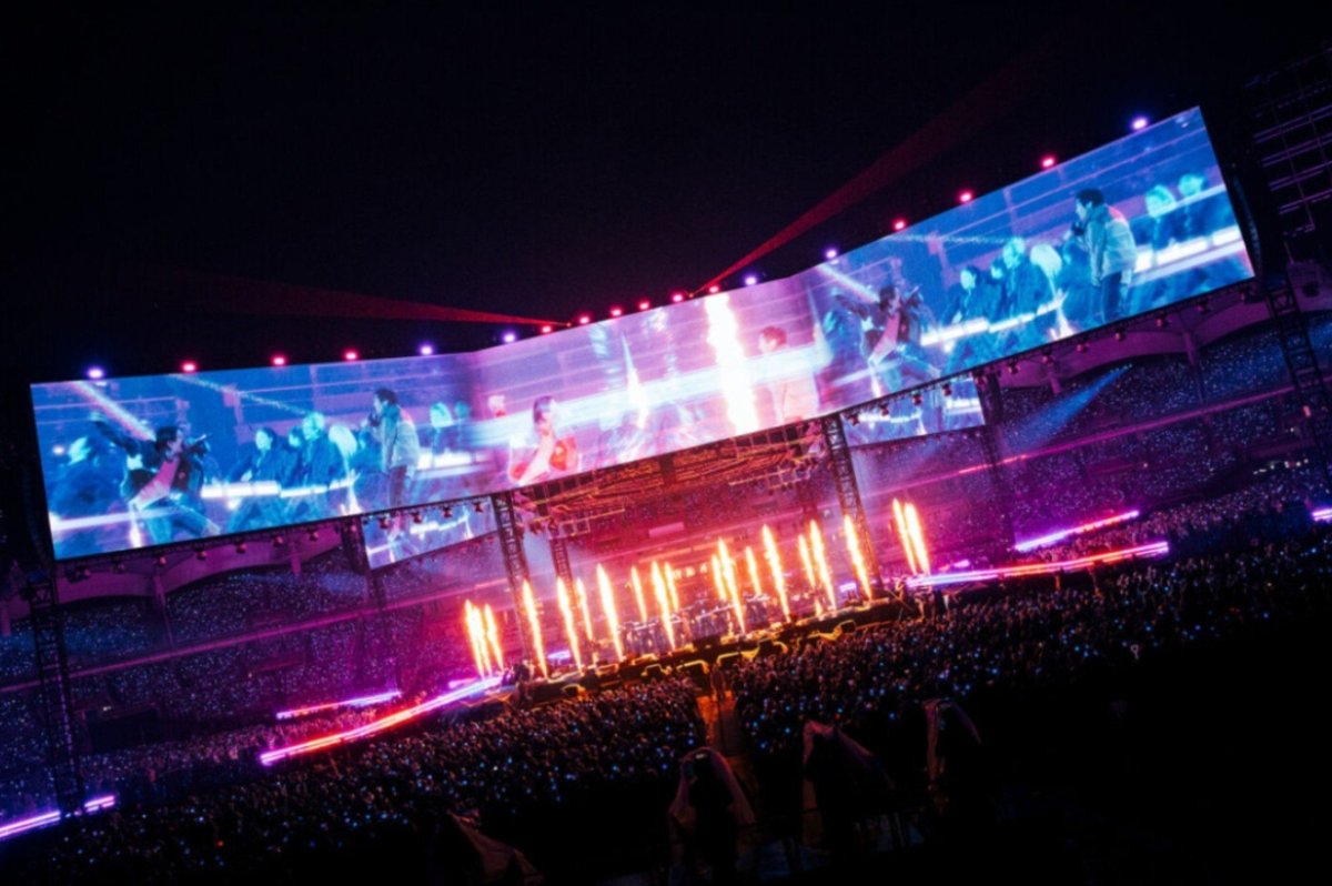 jimeoandkooliet's tweet photo. e vai ter army sem a mínima vergonha na cara tendo a ousadia de dizer que os telões tão grandes o suficiente e achando isso certo... olha  a diferença, esse palquinho nem parece um palco do bts, tá péssimo https://t.co/k1M48ZdL0a