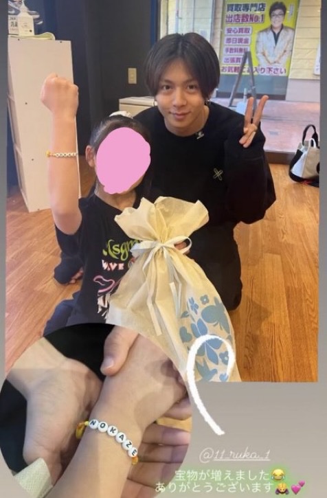 npomvtt's tweet photo. tw: pedofilia
•
•
•
Ruka (aoen), que possui 23 anos, está sendo acusado nas redes sociais de manter um relacionamento amoroso com uma garota de 13 anos, após fotos e publicações aparentemente mostrarem o idol passando tempo e saindo com a menina.

Segundo informações, ela teria sido aluna de dança de Ruka e todos os integrantes do grupo sabiam da relação existente entre eles.

As fotos divulgadas levantaram especulações sobre relação entre o idol e a menor de idade.