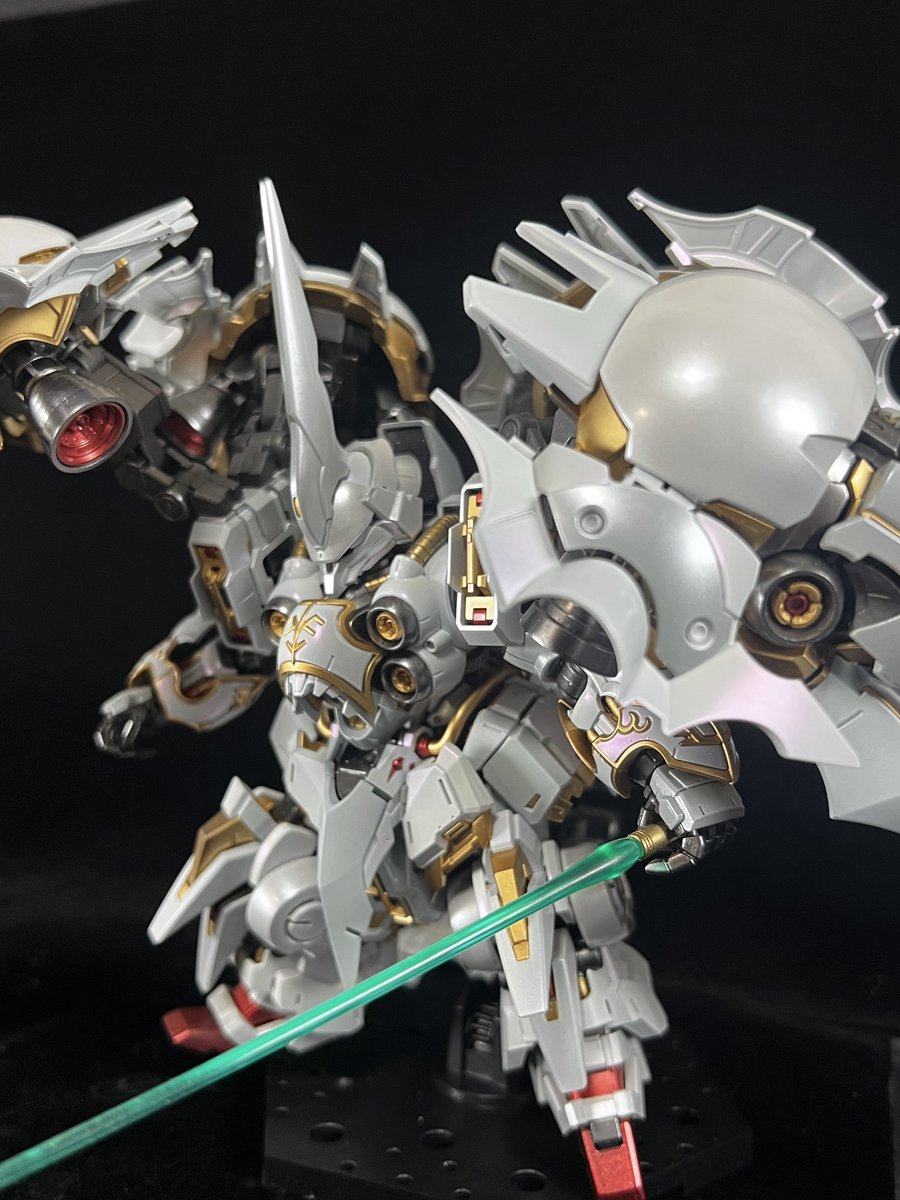 kinpachi78's tweet photo. 完成！SDMGクシャトリヤ。オリジナル配色。ホワイトパールとアルカナホワイトでバチクソ白くしました。

作品名
白騎士（レッドヒール）

ちょっと厨二病っぽいけど、全力全開で作ったので良しとする！

これからYouTube編集なので、泣きそうです。いや、泣いてる。 https://t.co/bhASG1ENKT