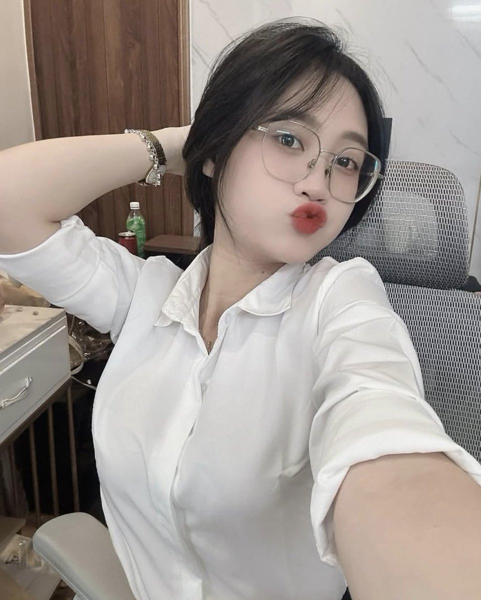 Luna14032016's tweet photo. Hôm nay là thứ 7 em thích đi thích đi vào bar.... em nào chứ e này vẫn phải đi làm https://t.co/Mc4DtH1YNt