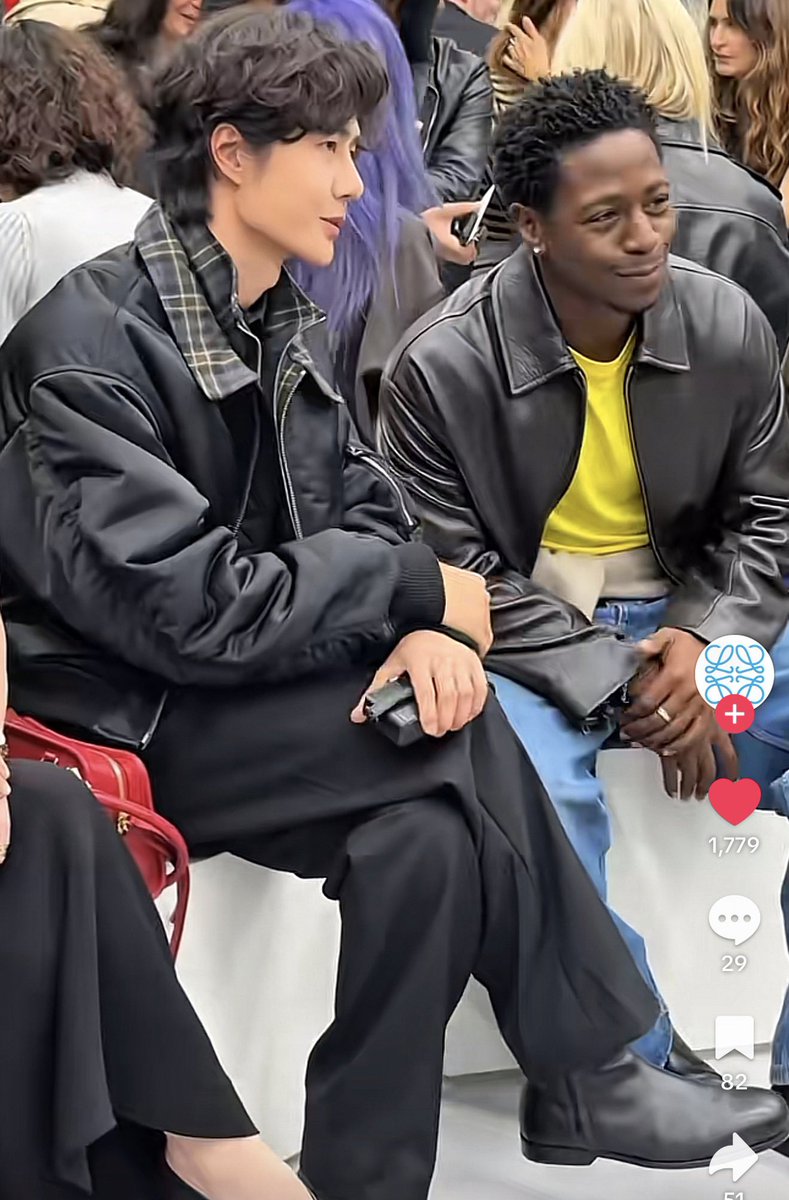 urmyfantastic's tweet photo. ไอเหี้ยยยยยยยๆๆๆ มึงงงงง หวังอี้ป๋อ กับ David Jonsson (black panther คนใหม่) กิ้ดดดดด เสือดำปะทะเสือดำว่ะ เย้ดเข้ ตอนแรกเห็นคุณเดวิดก็ลุ้นอยุ่ว่าฮีจะได้อินเทอแรคกันมั้ย สรุปได้ทักทายกันจริงด้วย กุจะบ้าๆๆๆ พี่เสือดำดิวะ! โคตรฟินนน🤘🏽

 WANG YIBO AT LOEWESS27 #WangYiboPFWSS27xLoewe https://t.co/SRIsnszmPe